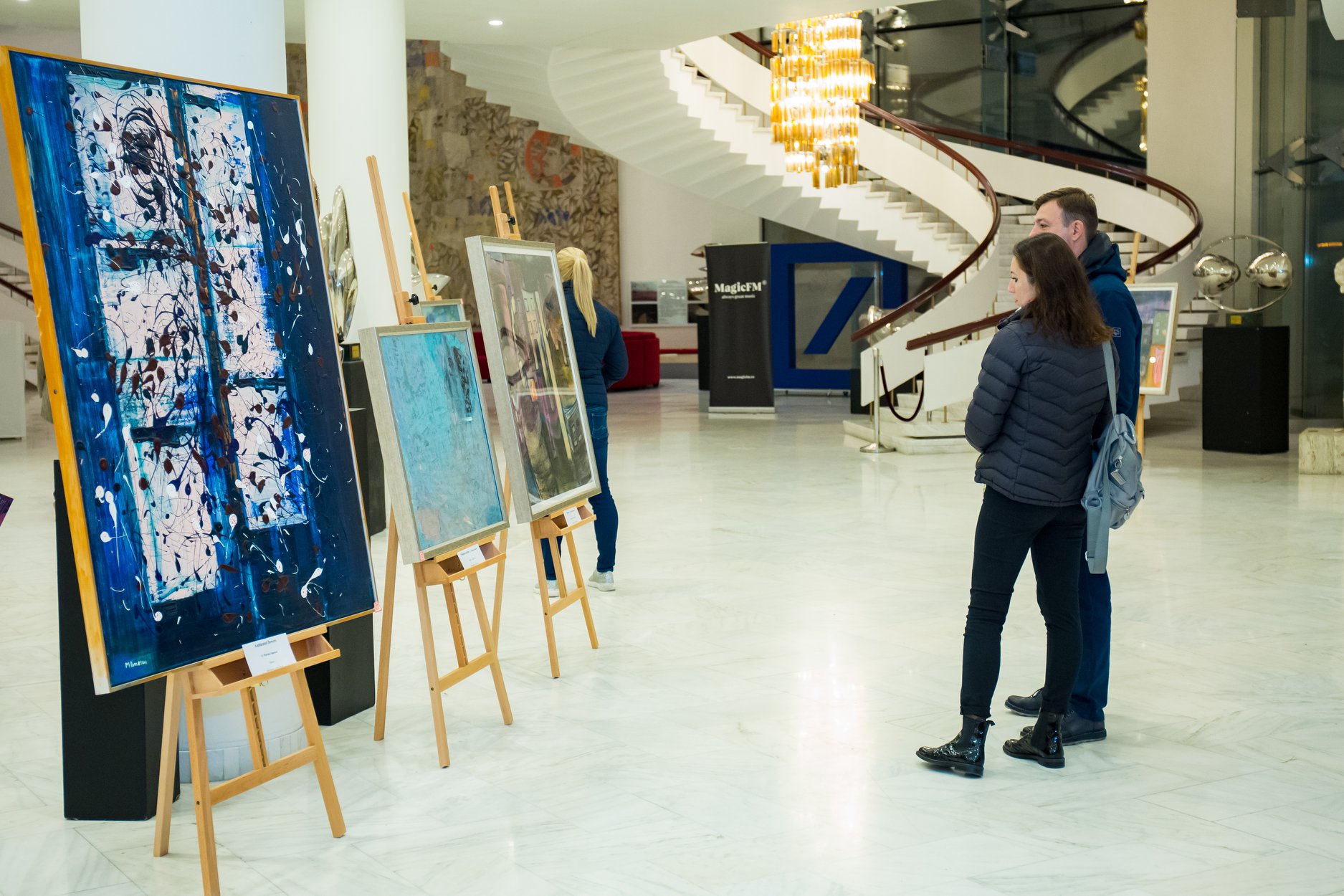 Direcția 5 vinde artă la pachet. Marian Ionescu a combinat concertele cu expoziții de pictură