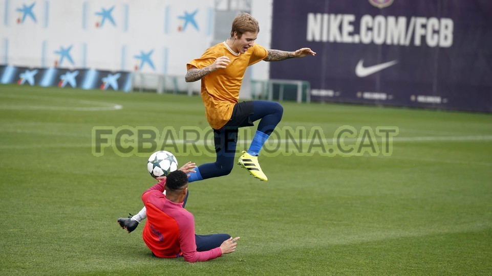 Justin Bieber s-a antrenat împreună cu vedetele echipei FC Barcelona / GALERIE FOTO&VIDEO