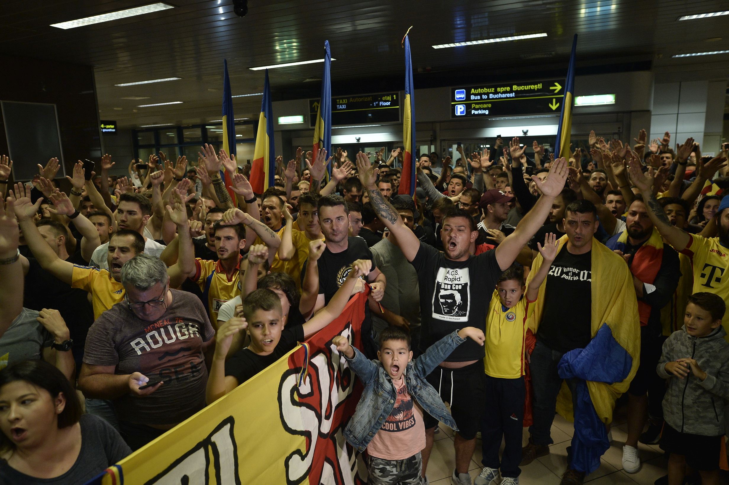 VIDEO | S-au întors eroii. Naționala de tineret, așteptată de sute de fani la aeroport
