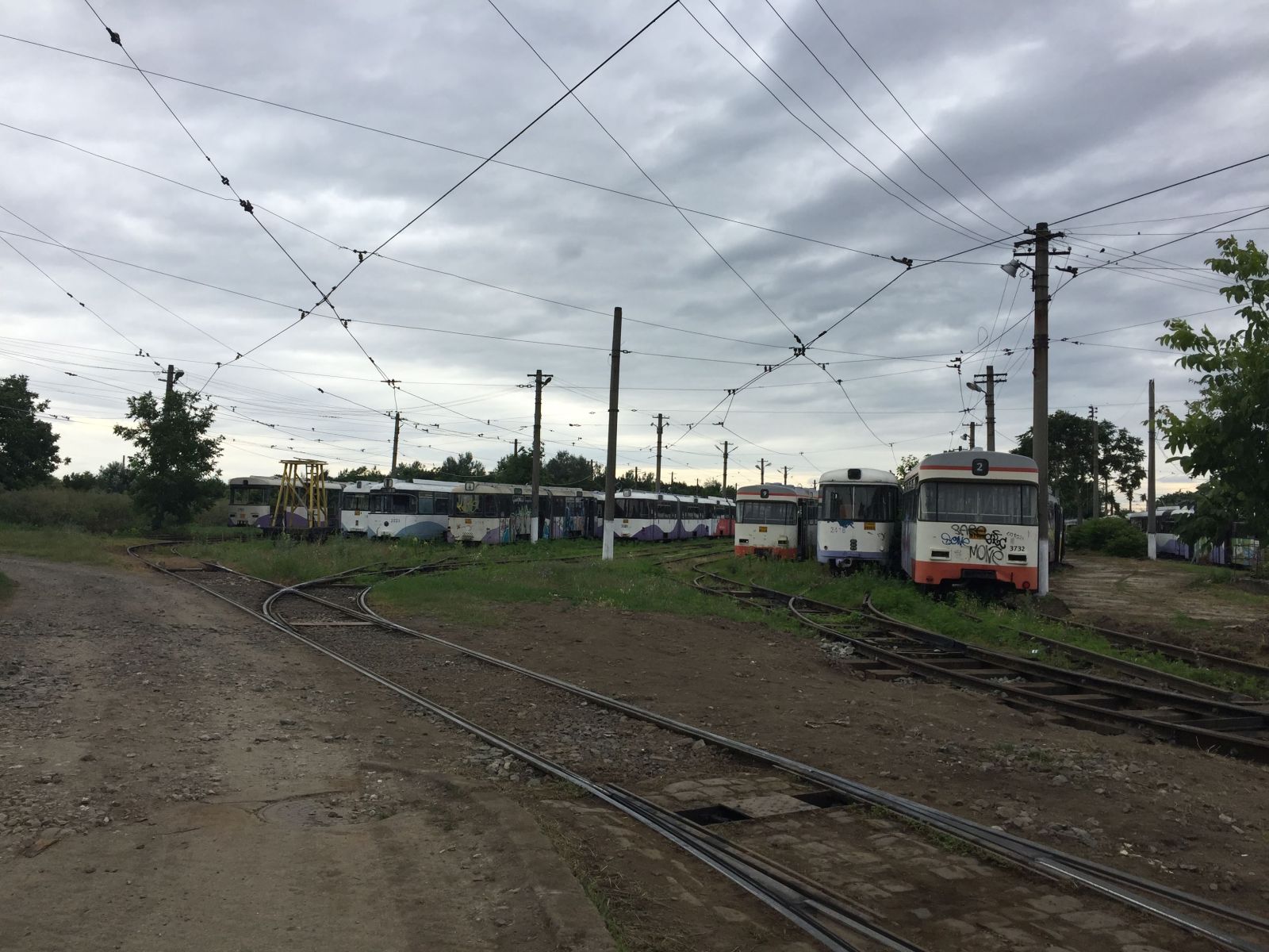 ANCHETĂ/ Ștrand ca centru social și mulți șefi la Societatea de Transport Public Timișoara, în timp ce în tramvaie plouă peste călători - FOTO
