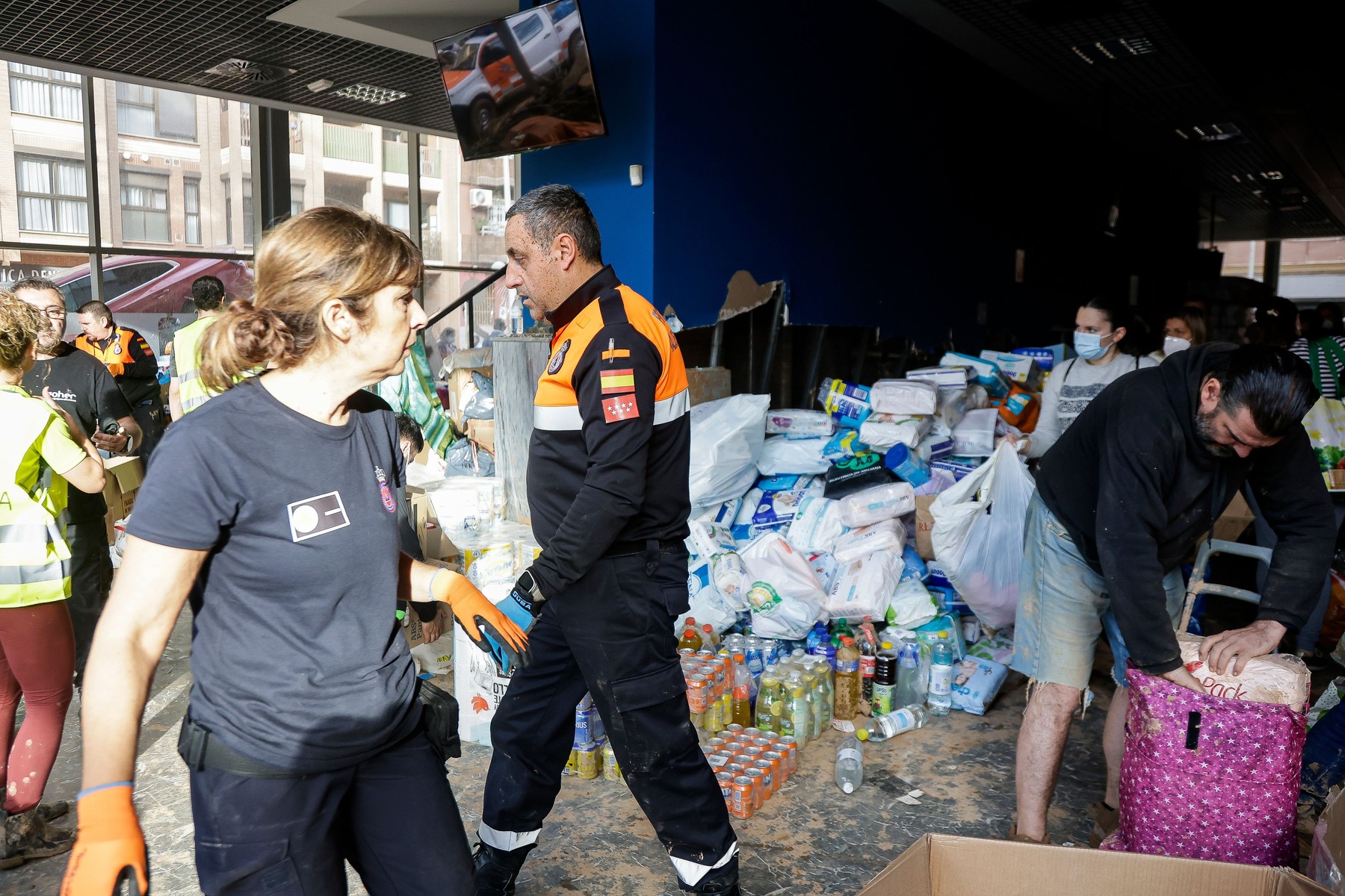 Imagini impresionante la Valencia, unde 100.000 de oameni stau la coadă ca să se înscrie pe lista voluntarilor și să ajute după inundațiile din Spania | VIDEO