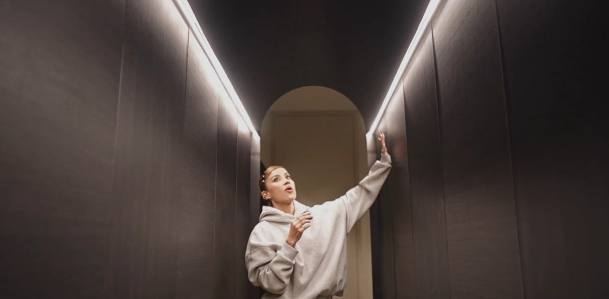 Imagini cu casa din București în care locuiește Alina Ceușan. Sora ei s-a ocupat de design și doar în reviste mai vezi așa ceva