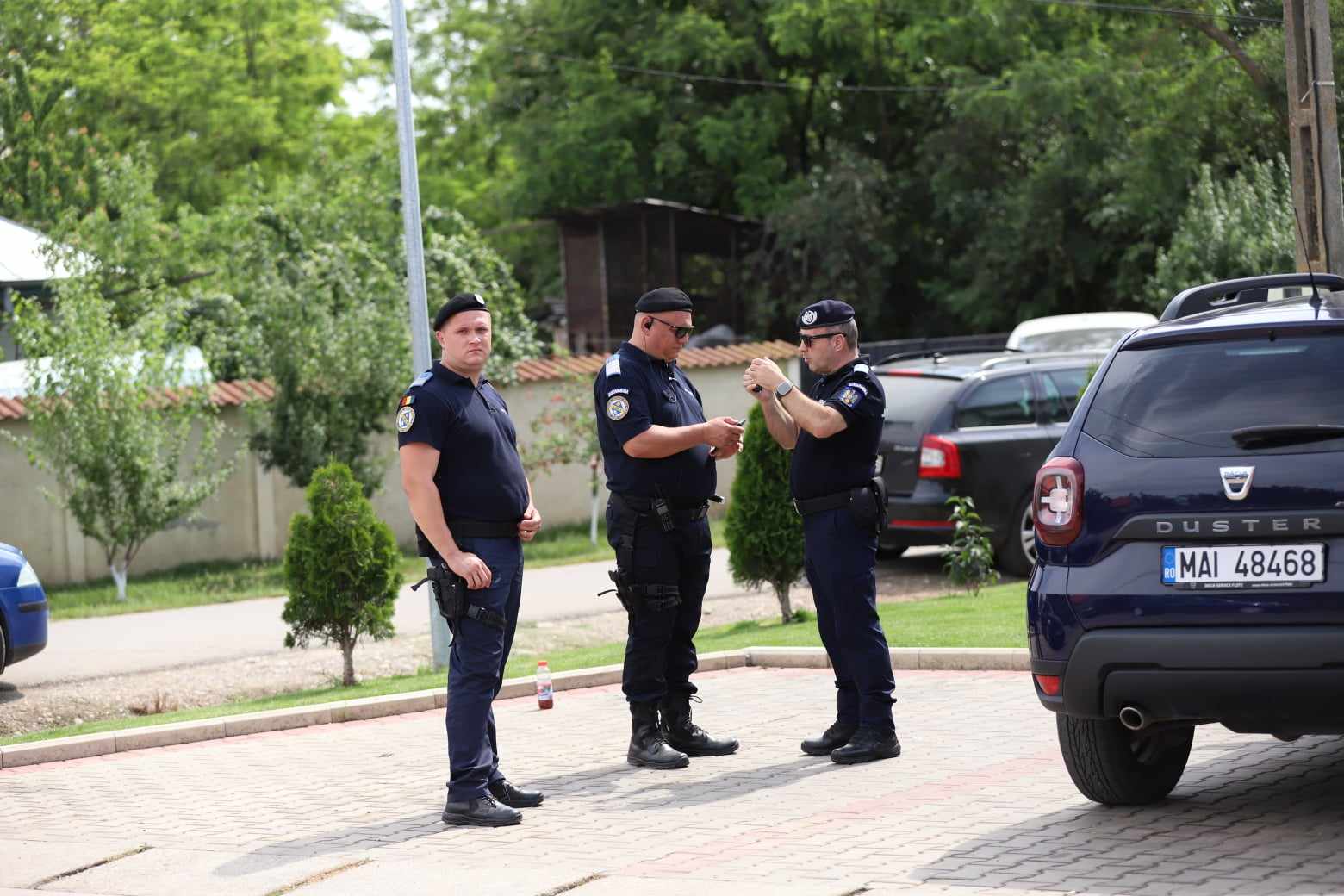 ALEGERI 2024. Secția de votare din Belciugatele, Călărași, păzită de jandarmi și polițiști, după bătaia dintre PSD și PNL de săptămâna trecută. „50 de porții de mici și o friptură la doi oameni”