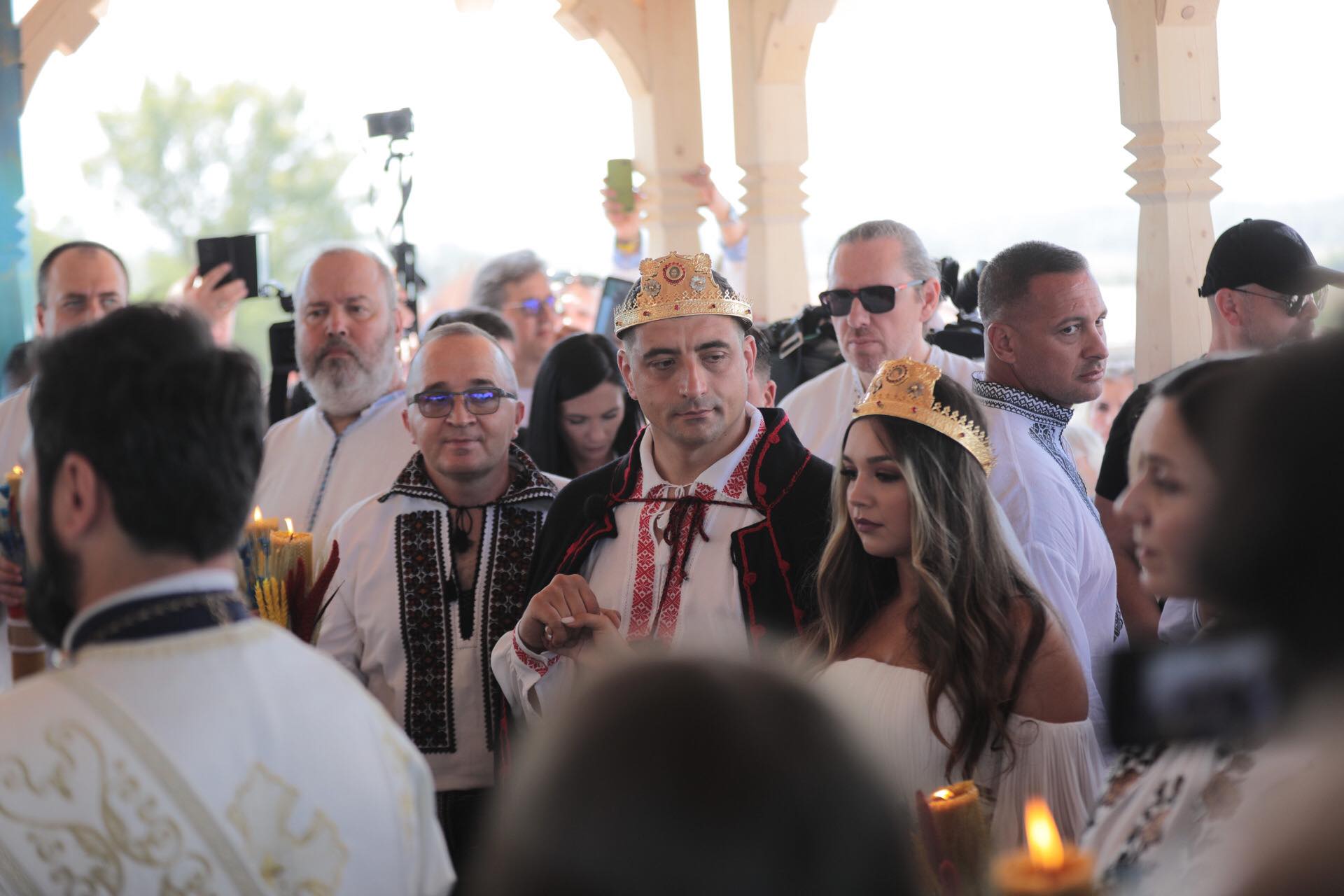 FOTO. Nunta lui George Simion, văzută de la fața locului. Câteva sute de oameni au rezistat în fața scenei, petrecerea a continuat până la 7 dimineața