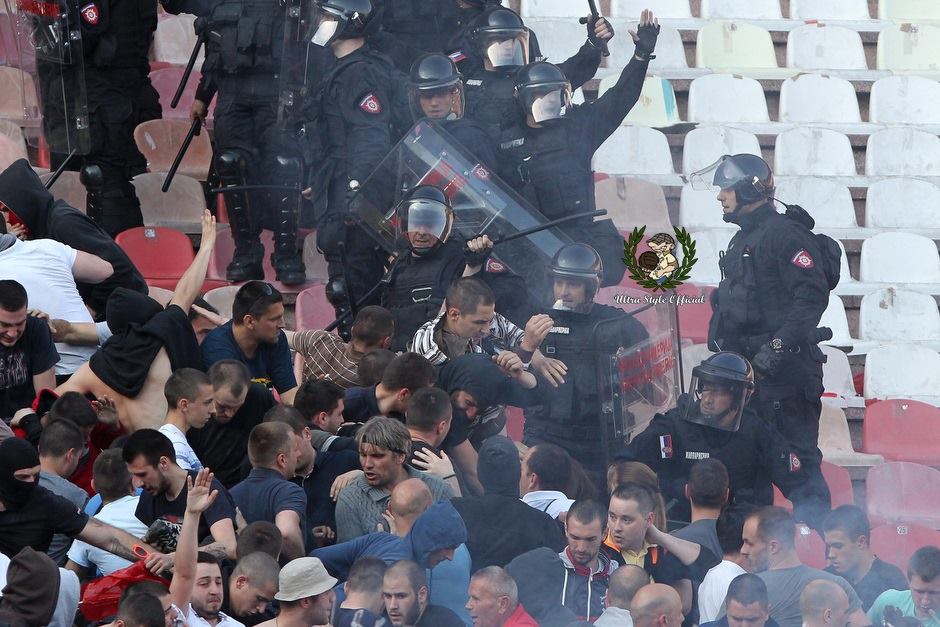 Derby împroșcat cu sânge la Belgrad! Fanii s-au bătut crunt pe ”Maracana” / GALERIE FOTO & VIDEO