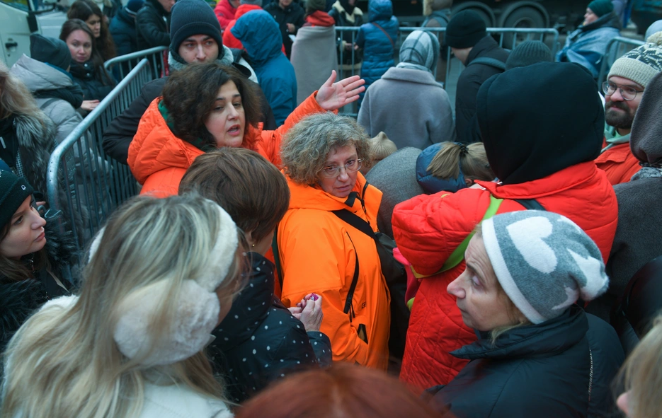 „Am stat 59 de ore la coadă. Puteai să mergi la toaletă doar însoțit de un polițist”. Rușii s-au călcat în picioare pentru bilete la „Spărgătorul de nuci”