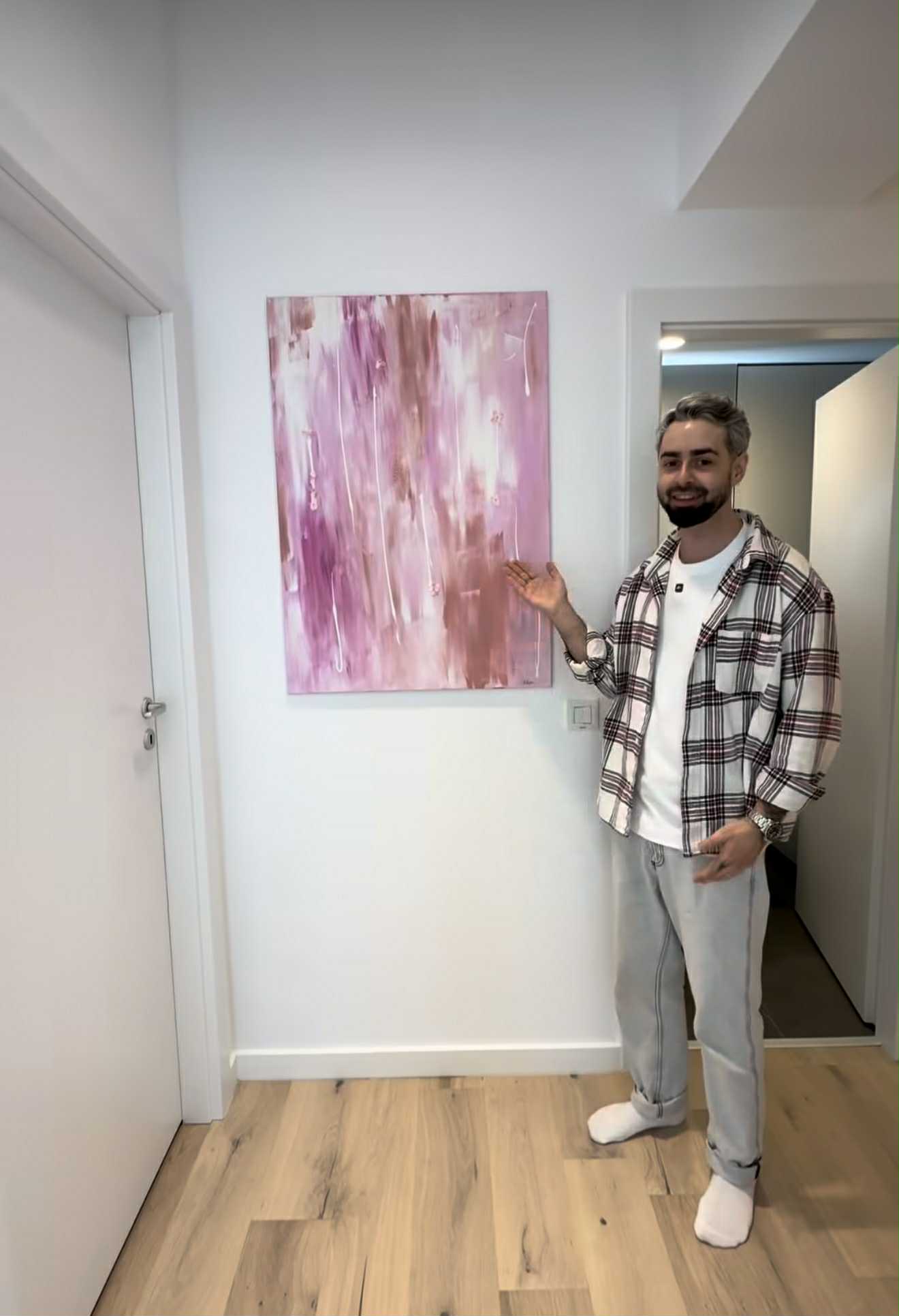 Imagini din apartamentul de lux în care locuiește Radu Bucălae cu soția. Mobila e făcută la comandă, la sfatul designerilor de interior