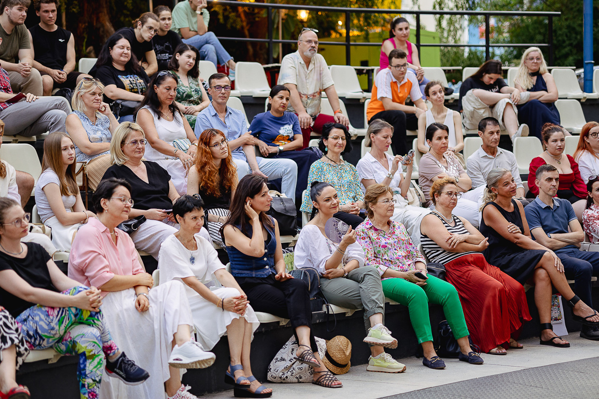 Cum a reușit o femeie să creeze cea mai mare comunitate de iubitori de teatru din România: „Spectacolele nu suferă de spectatori, dar actorii sunt puțin promovați”