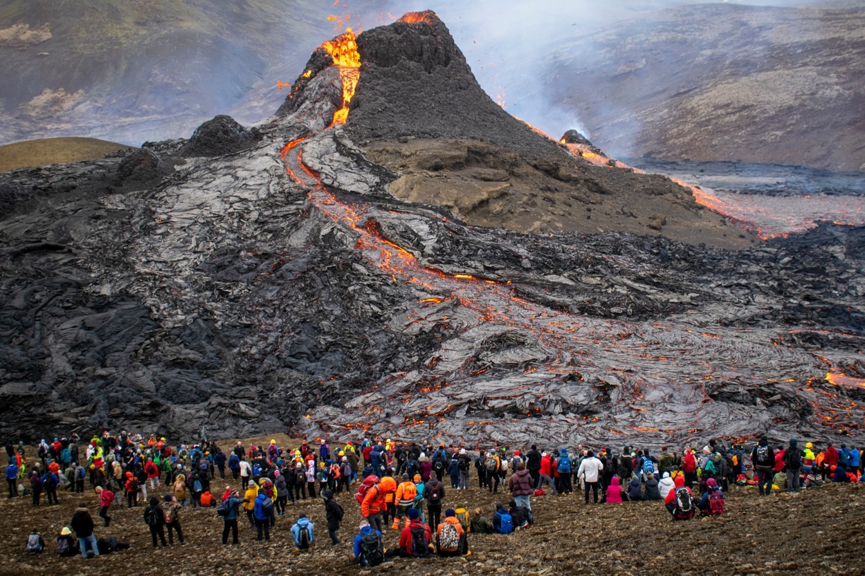 Vulcanul care a erupt în Islanda, principalul punct de atracție al insulei. Unii turiști chiar au fript cârnați deasupra pământului încins