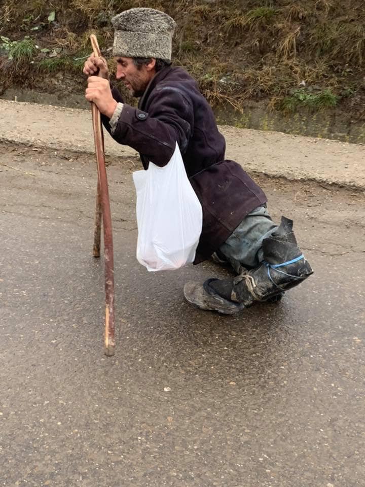 FOTO | Povestea tragică a lui nea Ion, un bătrân care merge în genunchi, dar are grijă de fratele său imobilizat în pat