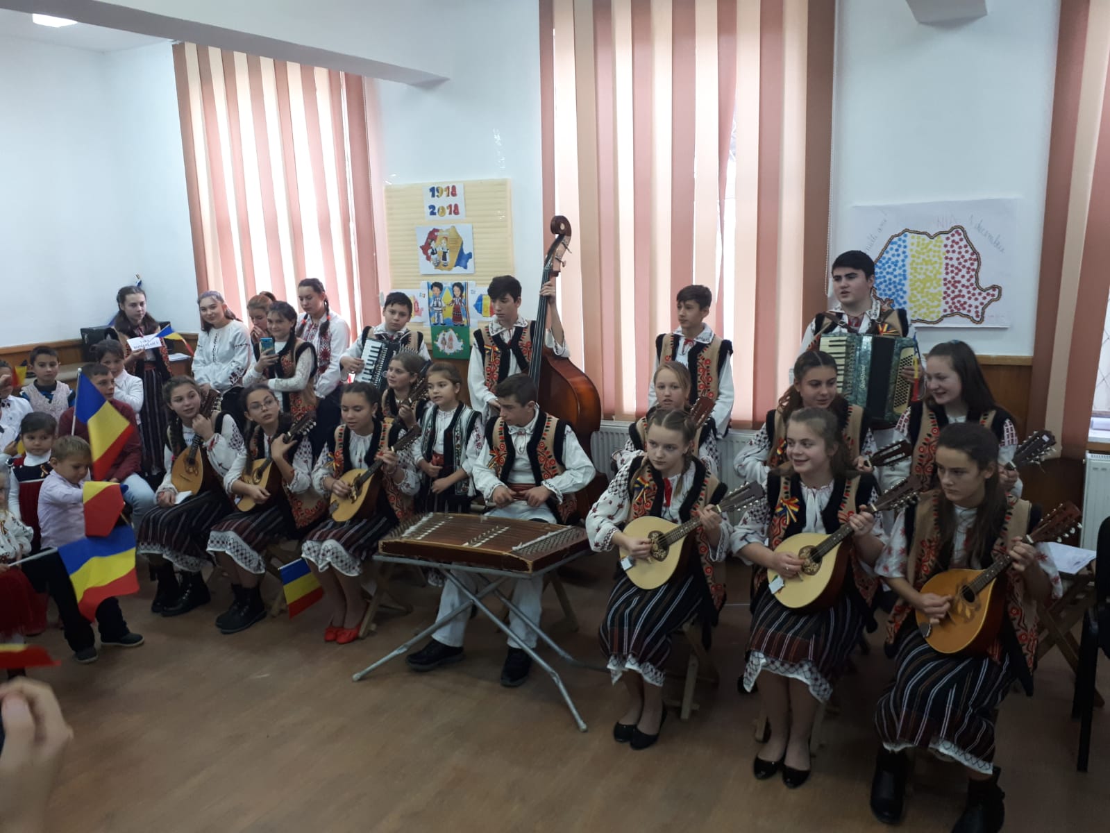 GALERIE FOTO/ Zeci de mii de elevi și cadre didactice din județul Vaslui au îmbrăcat costumele naționale. Mobilizarea a fost fără precedent în istoria județului