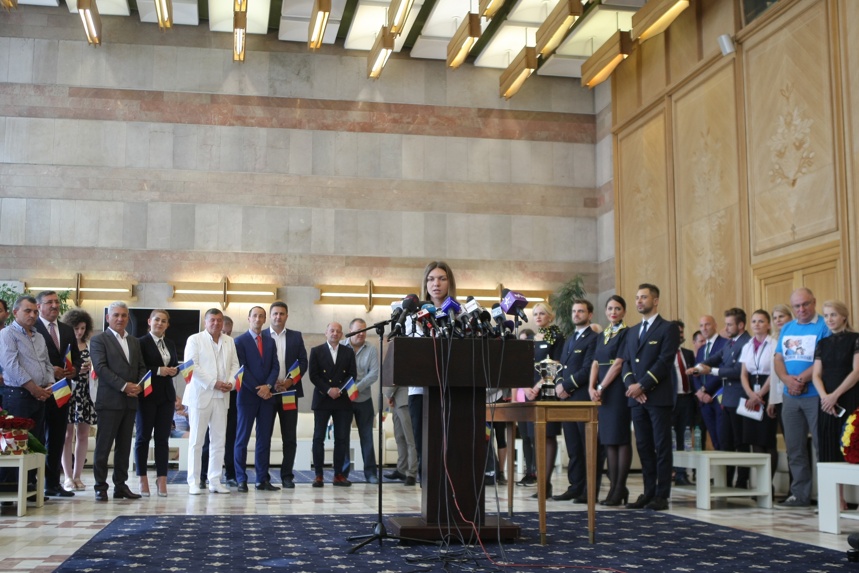 Imagini de la sosirea Simonei Halep în România. Liderul WTA, emoționat de primirea făcută / GALERIE FOTO