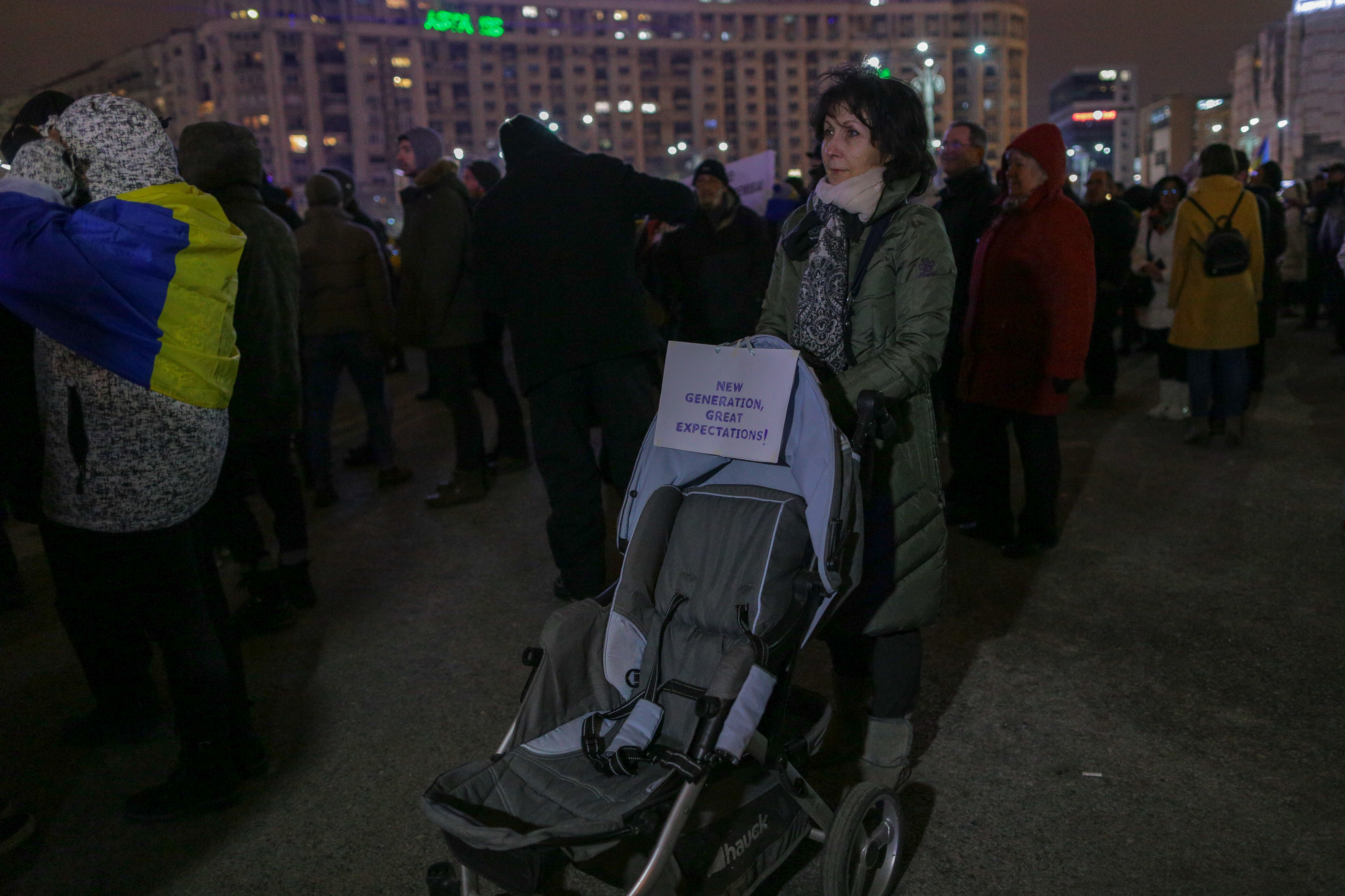 VIDEO/ Proteste în București, în fața Guvernului, și în principalele orașe din țară. Cioloș și Barna, prezenți în Piața Victoriei