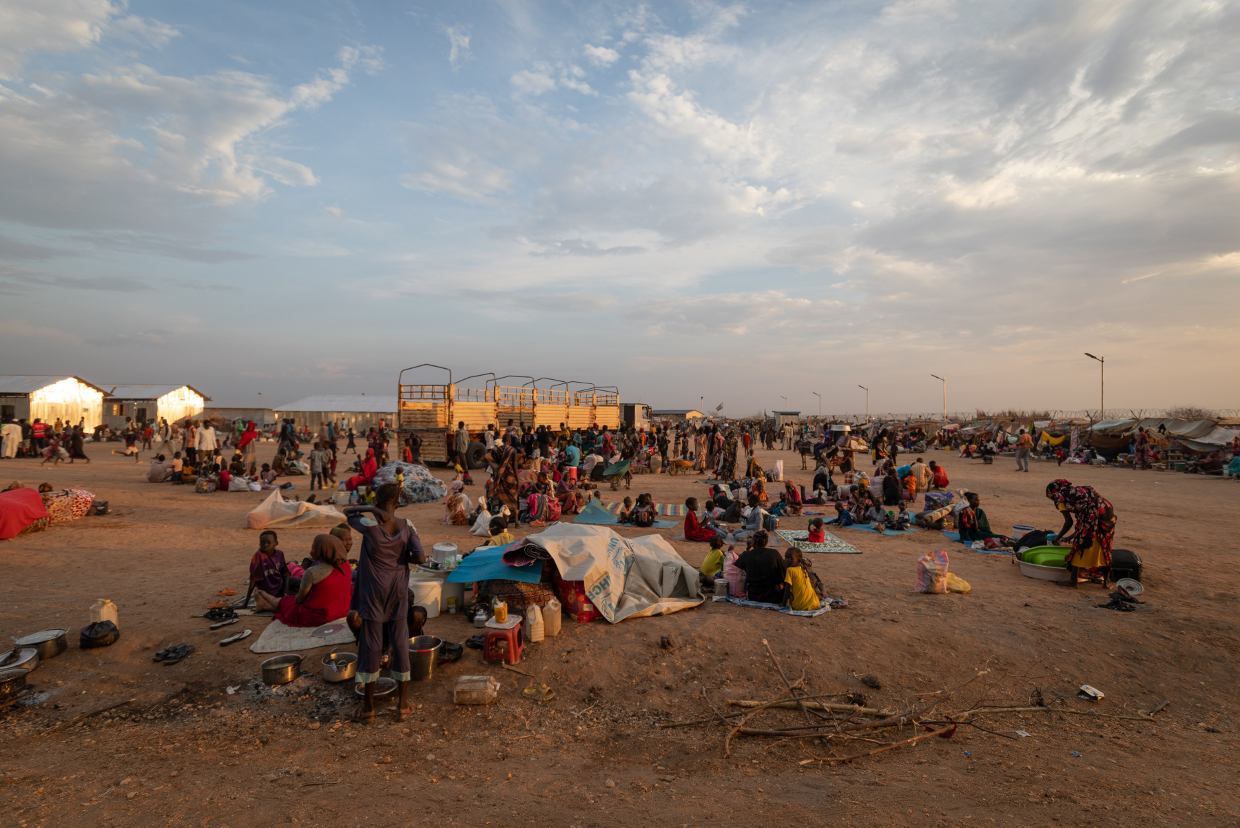 Uchodźcy w nowym centrum tranzytowym koczują na gołej ziemi. Wszystkie baraki są zajęte