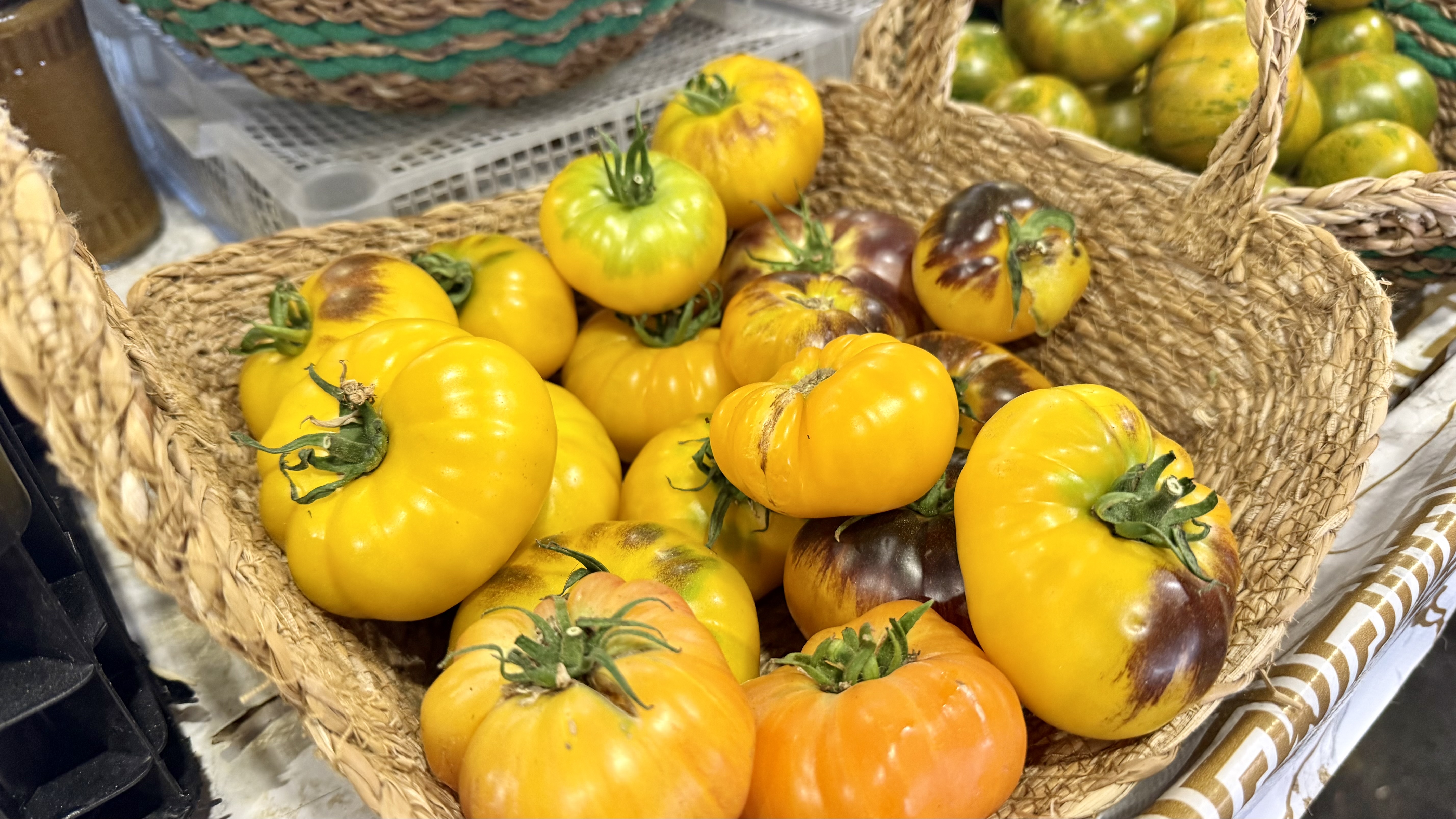 Toată lumea se oprește la această tarabă cu roșii din Piața Obor. Cât costă kilogramul de roșii negre, galbene și portocalii