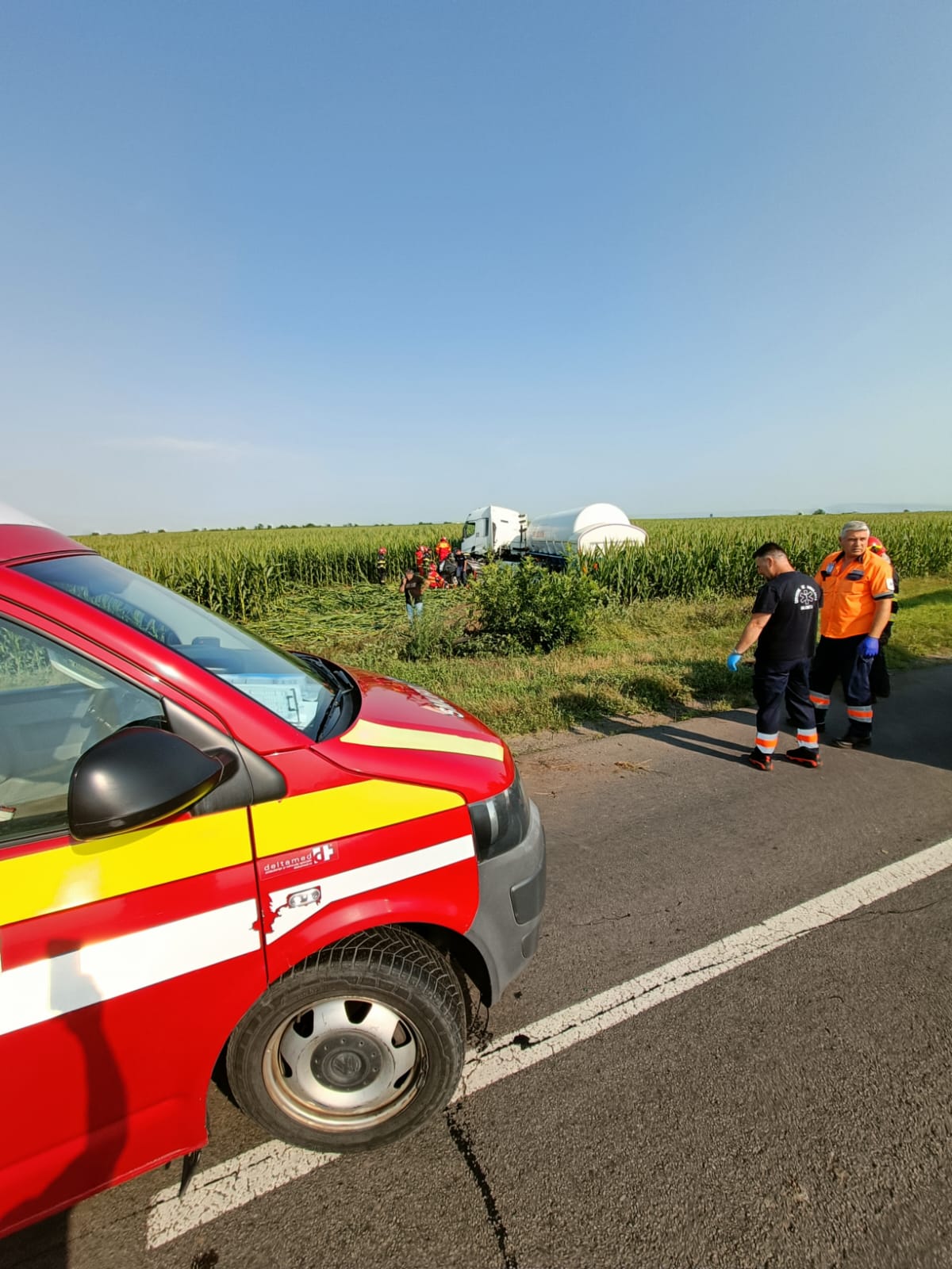 Autoturism strivit și târât zeci de metri într-un lan de porumb, după impactul cu o cisternă, în Ialomița. Șoferul a murit pe loc