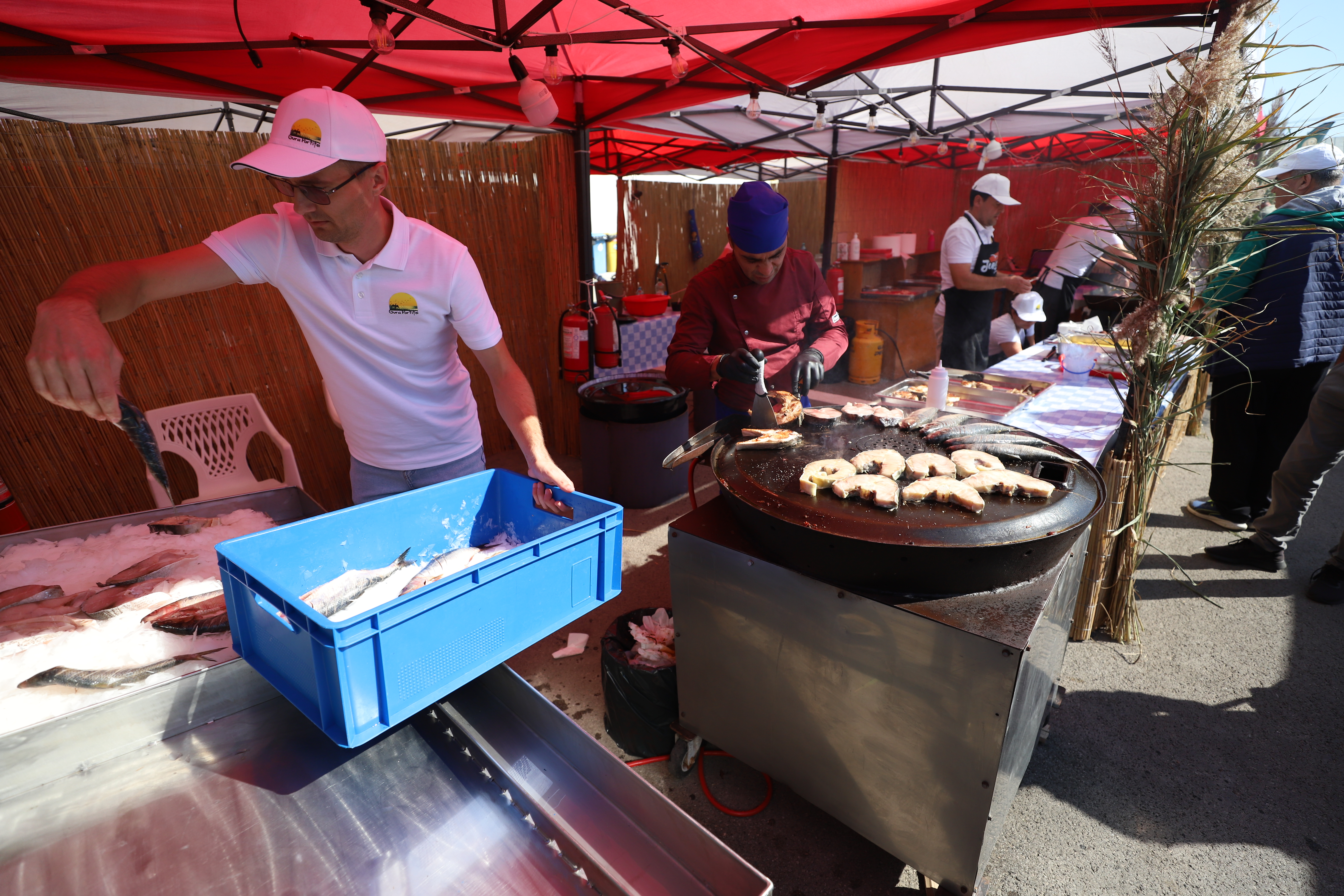 Secrete culinare de la Festivalul Borșului Lipovenesc din Jurilovca. Fără morcov, dar cu ardei și țicore de baltă: „Adevăratul gust îl dau oasele!” | FOTO REPORTAJ