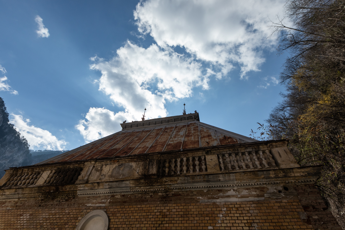 Cum au dispărut ornamentele din Baia Neptun de la Herculane, pe care un grup de tineri încearcă să o salveze. „Dacă te uiți prin oraș, o să le vezi montate pe case, pe balcoane”