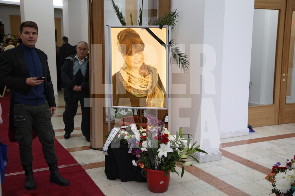VIDEO/ Cristina Stamate a fost depusă în foaierul Teatrului de Revistă „Constantin Tănase”