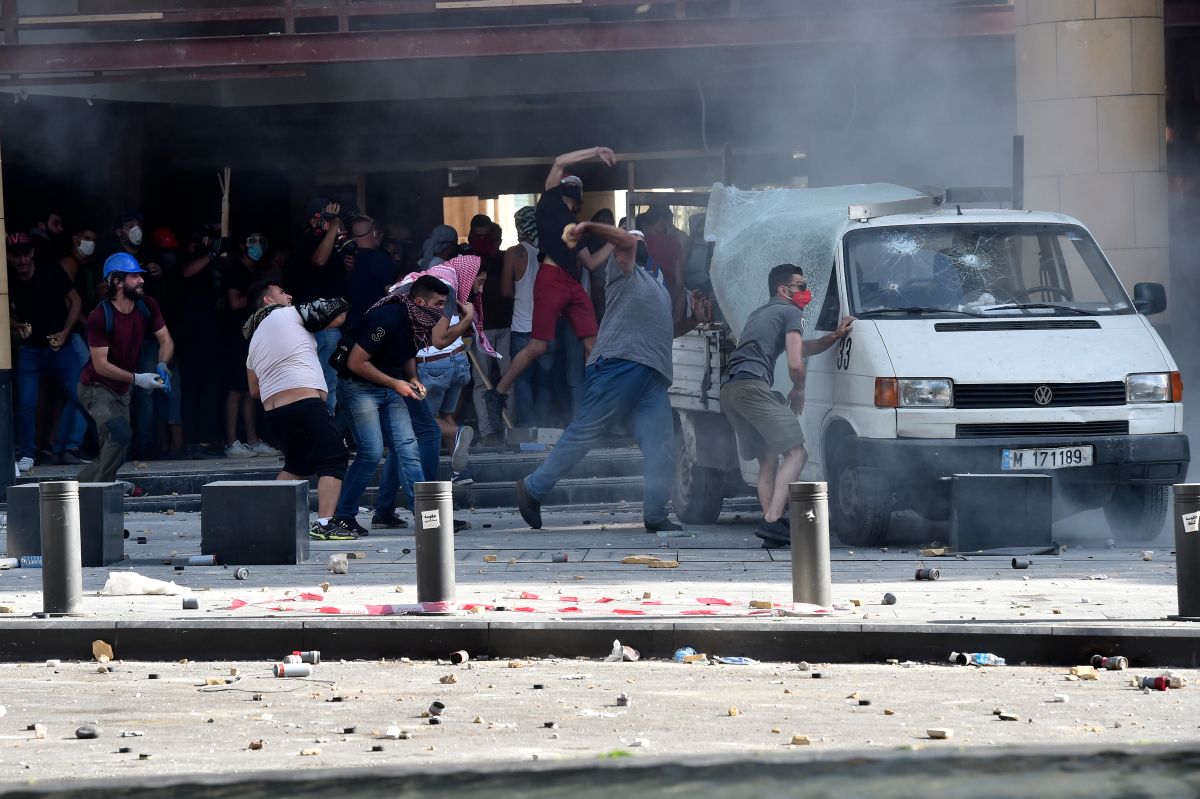 Proteste violente în Beirut | Manifestanții au ocupat mai multe ministere. Peste 200 de persoane au fost rănite, iar un polițist a fost ucis