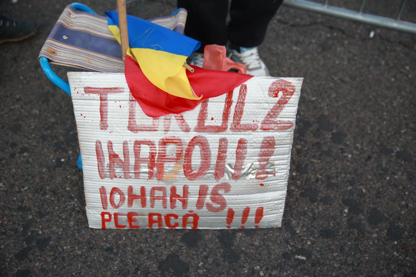 LIVE TEXT: Zeci de mii de oameni la protestul organizat de AUR în București. Mai mulți protestatari aveau asupra lor cuţite, bricege și substanţe interzise