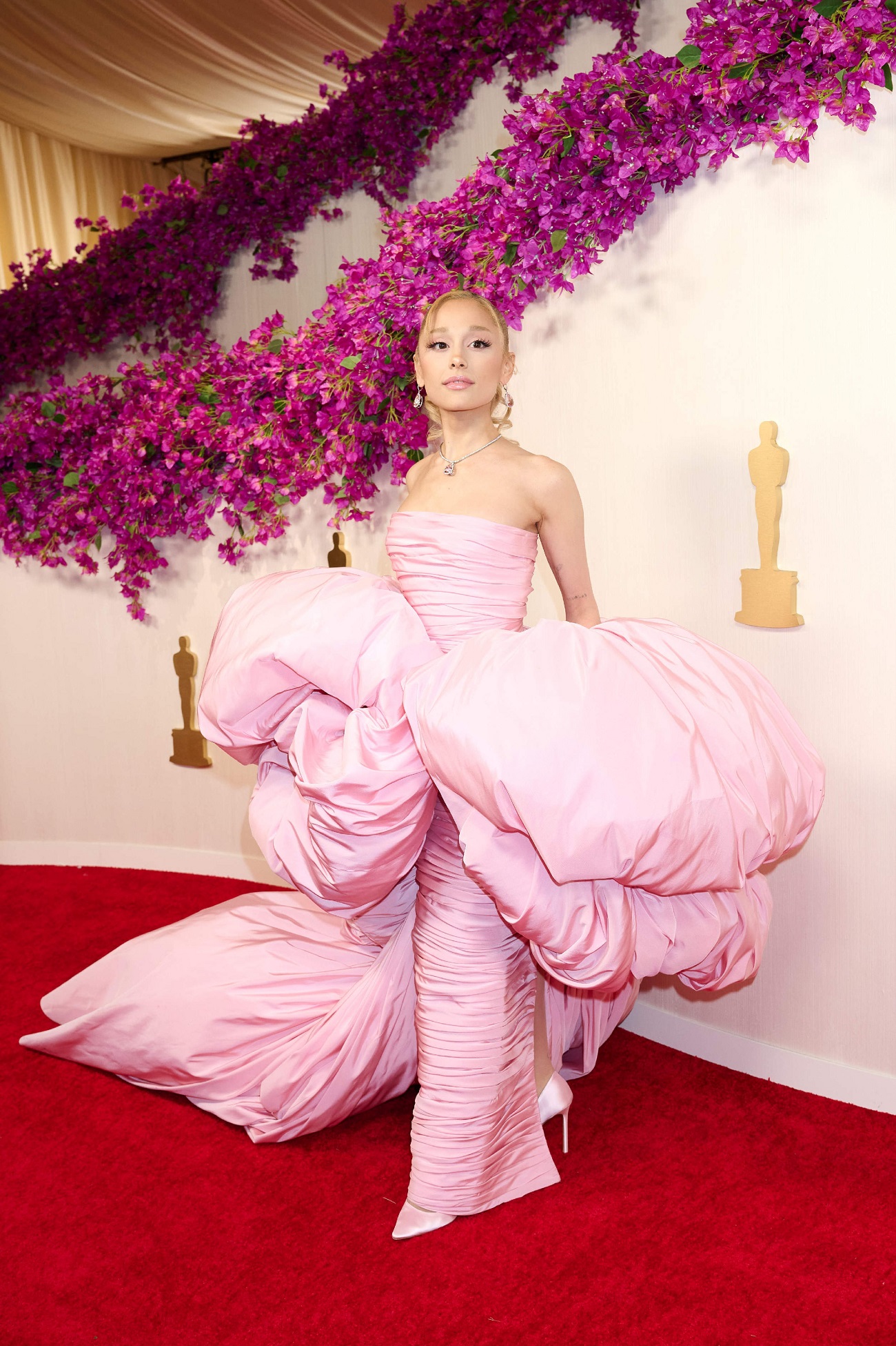 Ariana Grande, printre vedetele prost îmbrăcate de la Oscar 2024. Criticii de modă i-au comparat ținuta excentrică cu o „cuvertură”