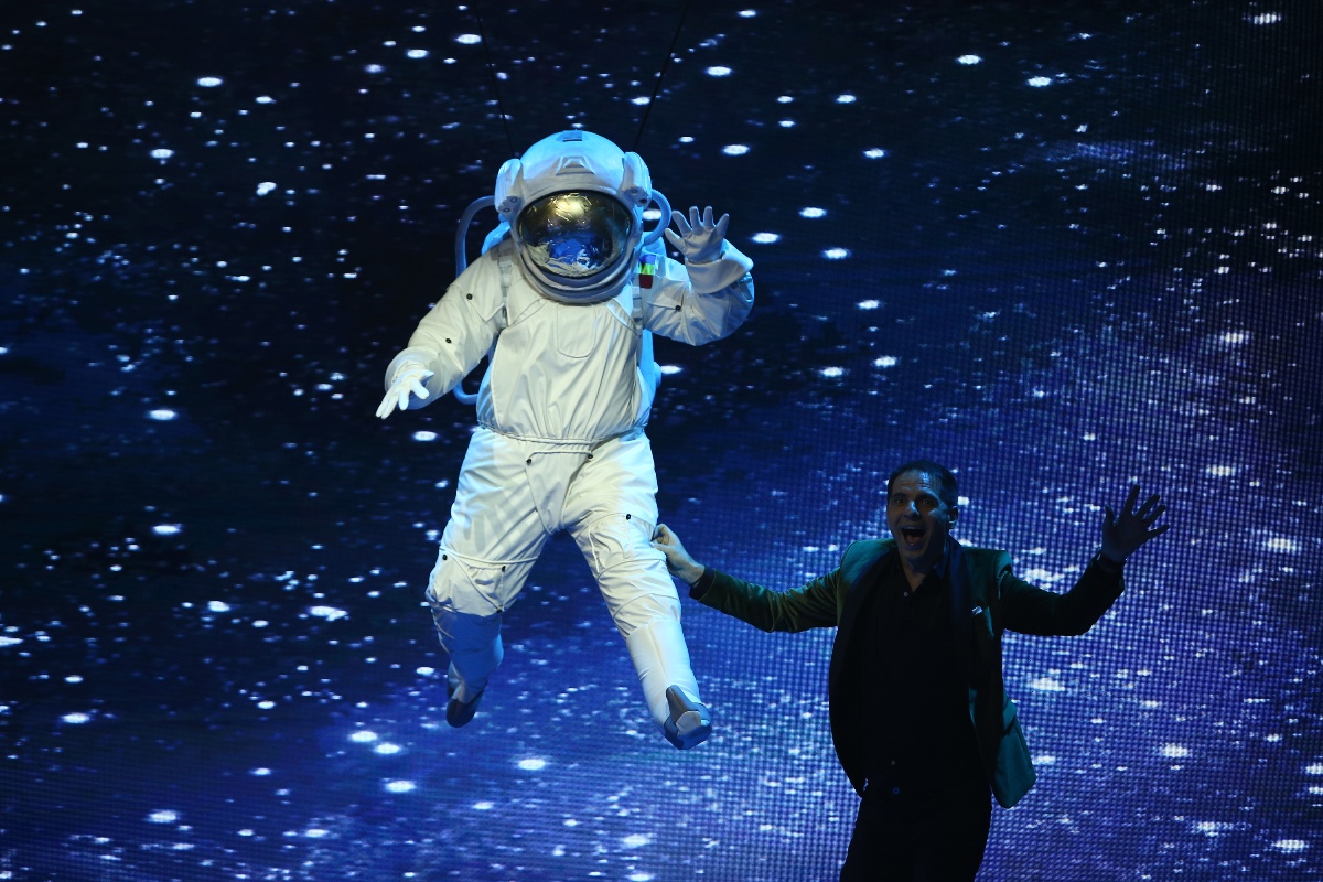 Vedeta care se deghizează într-un astronaut, la "Scena misterelor".  "Am zis că mor acolo" | FOTO
