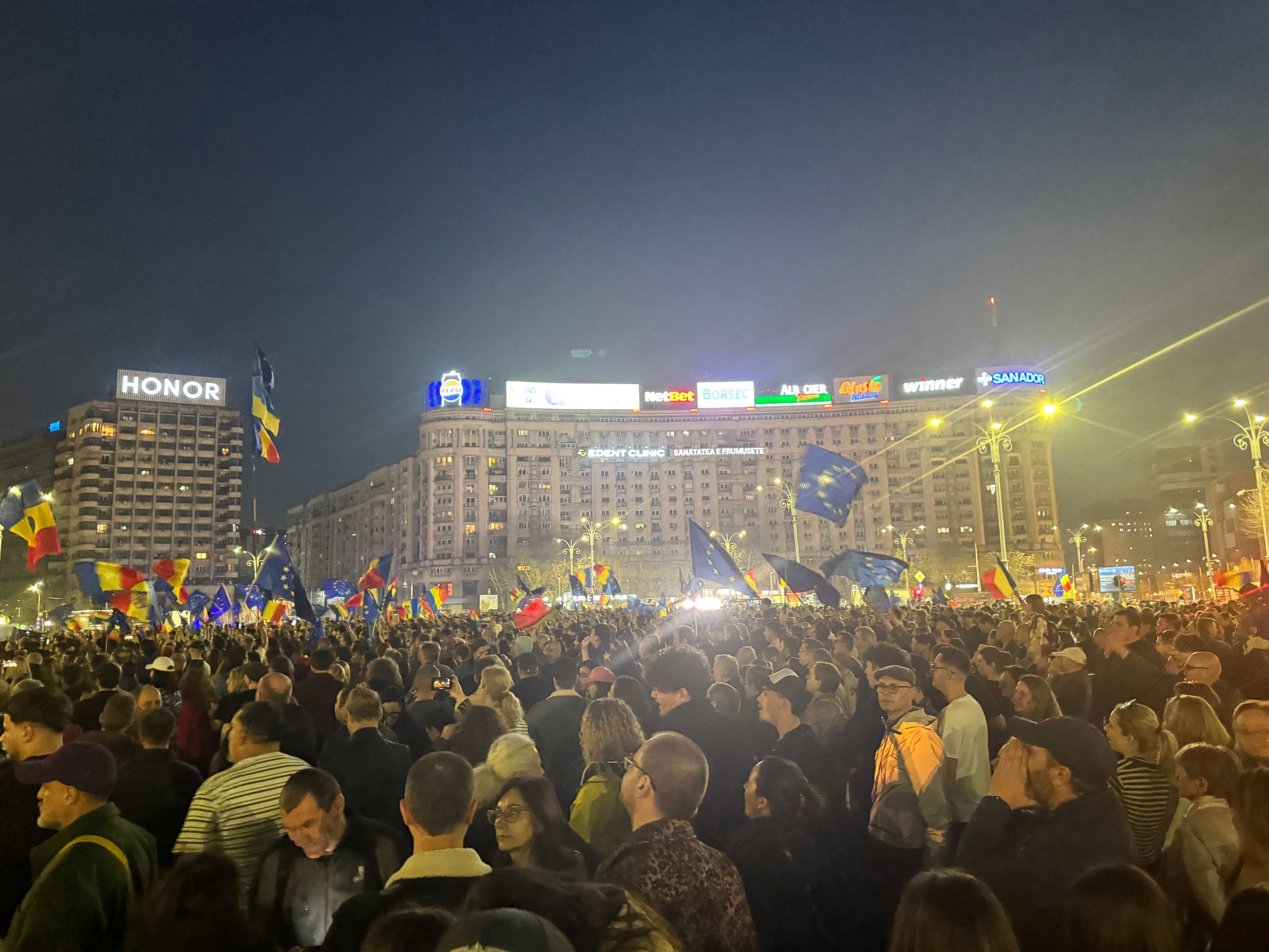 Miting EuRo Manifest în Piaţa Victoriei pentru susținerea apartenenţei la UE. Fanii lui Călin Georgescu, identificați de jandarmi