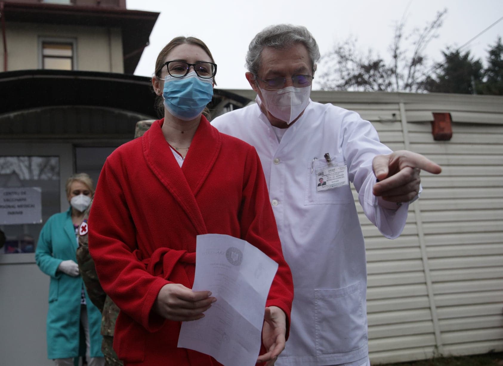 Asistenta medicală care s-a vaccinat prima în România:  „O să scăpăm de această problemă și o să fim din nou fericiți”