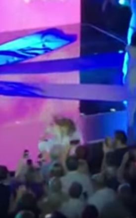 Paula Abdul a căzut de pe scenă. Incident în timpul unui concert | FOTO & VIDEO