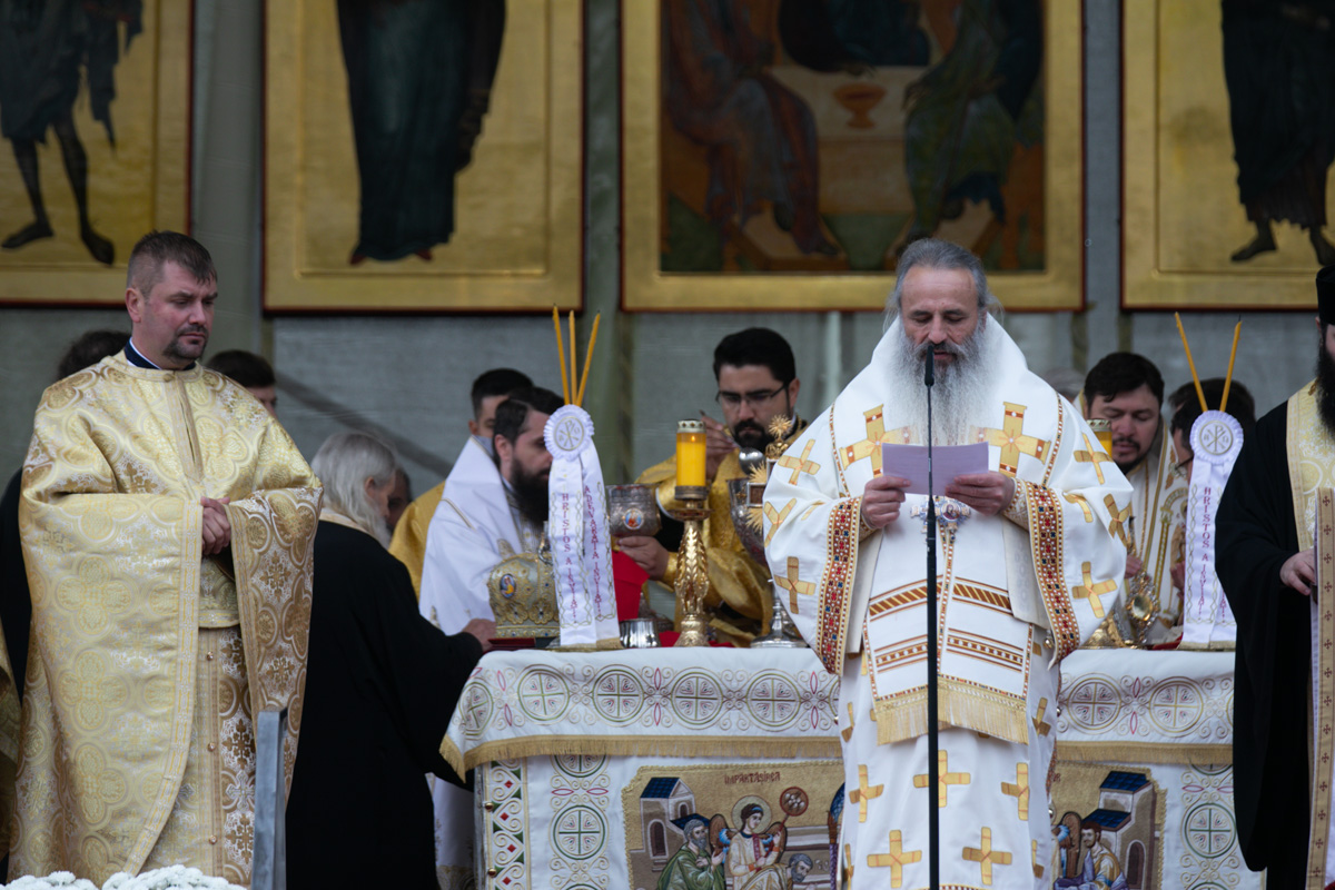 Fața mai puțin știută a Bisericii. Ei sunt preoții care au ajutat zeci de mii de oameni la vămile cu Ucraina și în Odesa. „Nici în mare nu sunt atâtea lacrimi ca în ochii refugiaților”
