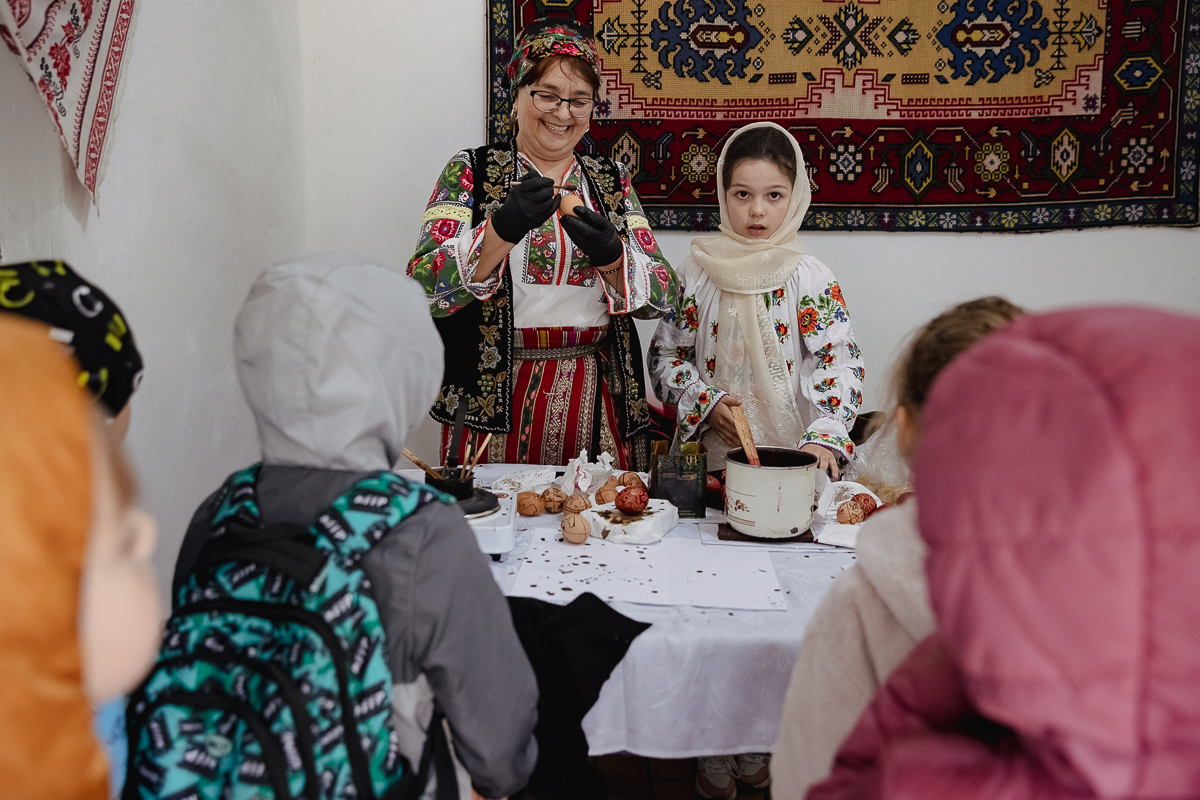 De Paști, la Muzeul Satului Vrâncean, sute de copii au lăsat smartphone-ul și au pus mâna pe chișiță, să încondeieze ouă. „Unii chiar au îndemânare, au ieșit lucruri faine”