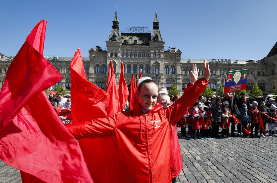Mii de copii au fost aduși cu cravate roșii în fața Kremlinului. Ce spune simbolul „pionierilor” în toată Europa de Est?