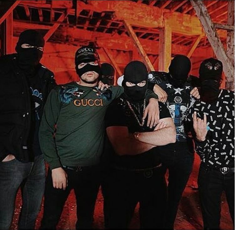 GALERIE FOTO| Gangsterii albanezi din Marea Britanie se laudă pe rețelele de socializare cu drogurile, armele și averile pe care le fac din afaceri ilegale