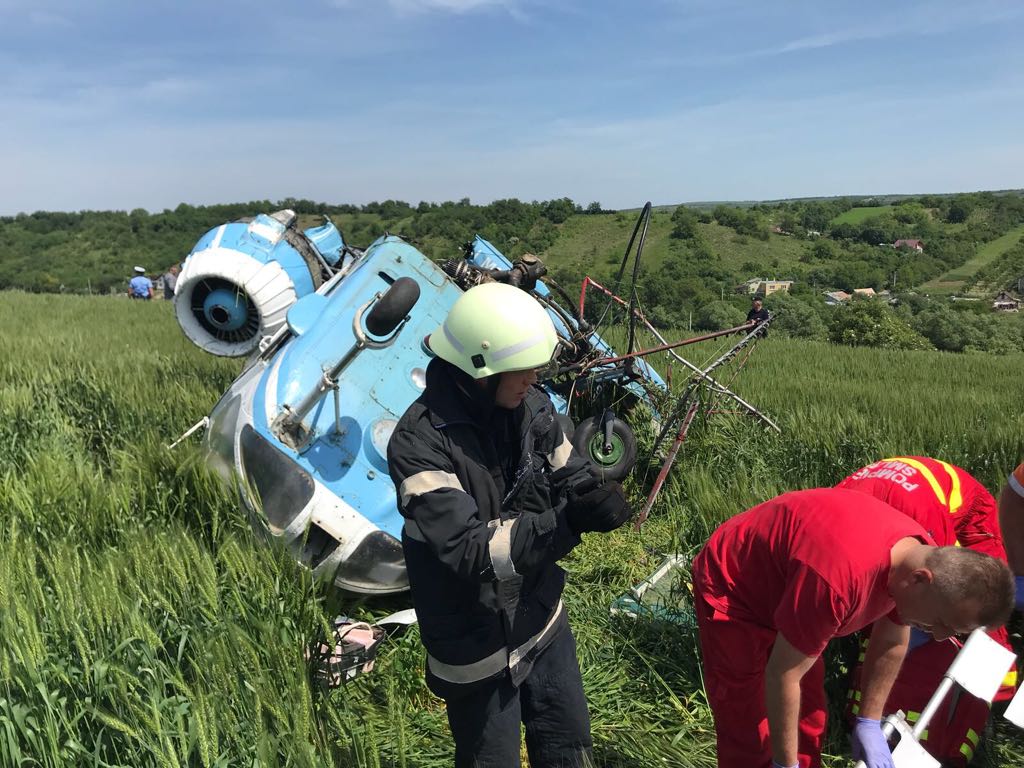 UPDATE: Un elicopter s-a prăbușit lângă Turda, județul Cluj. Un bărbat, transportat la spital / FOTO