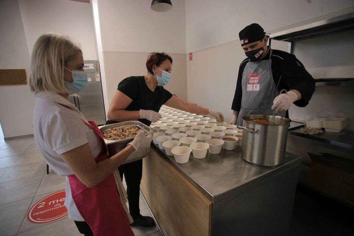 La cea mai mare cantină socială din București, bucătarii au rulat o mie de sarmale pentru Paște. Meniurile de sărbătoare au ajuns la 700 de nevoiași