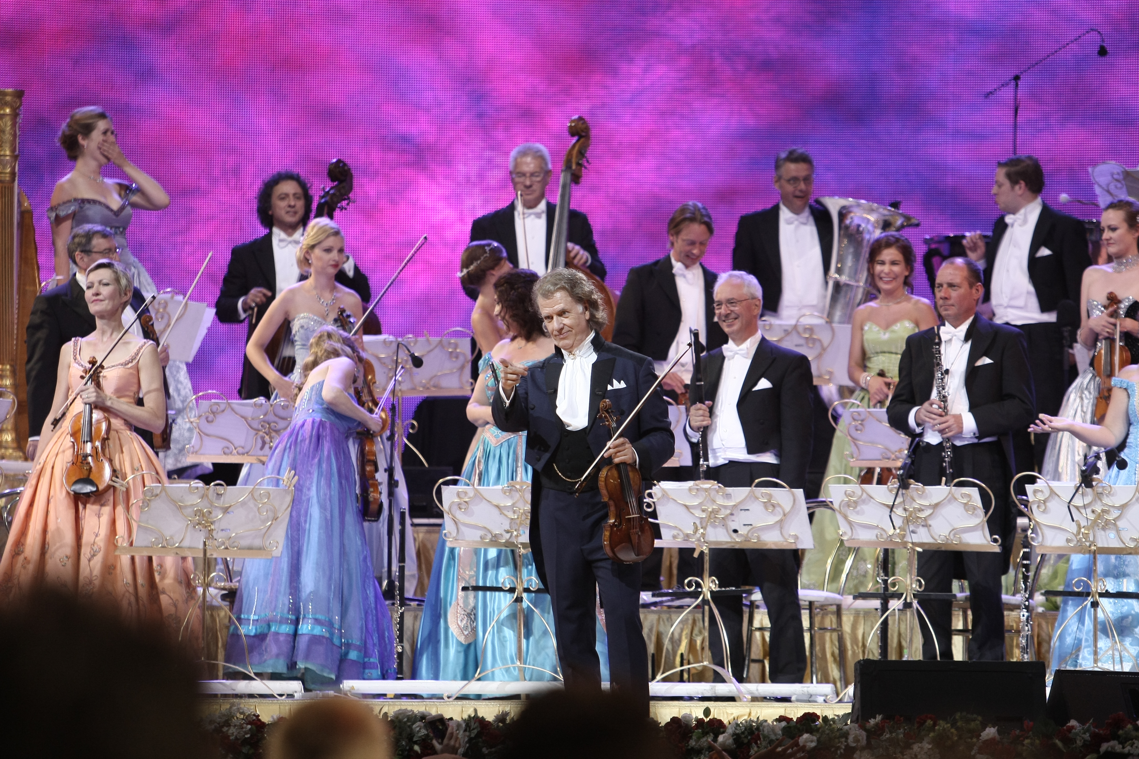André Rieu a făcut show în în Piaţa Constituţiei. A cântat ”Ciobănaş cu trei sute de oi” | FOTO
