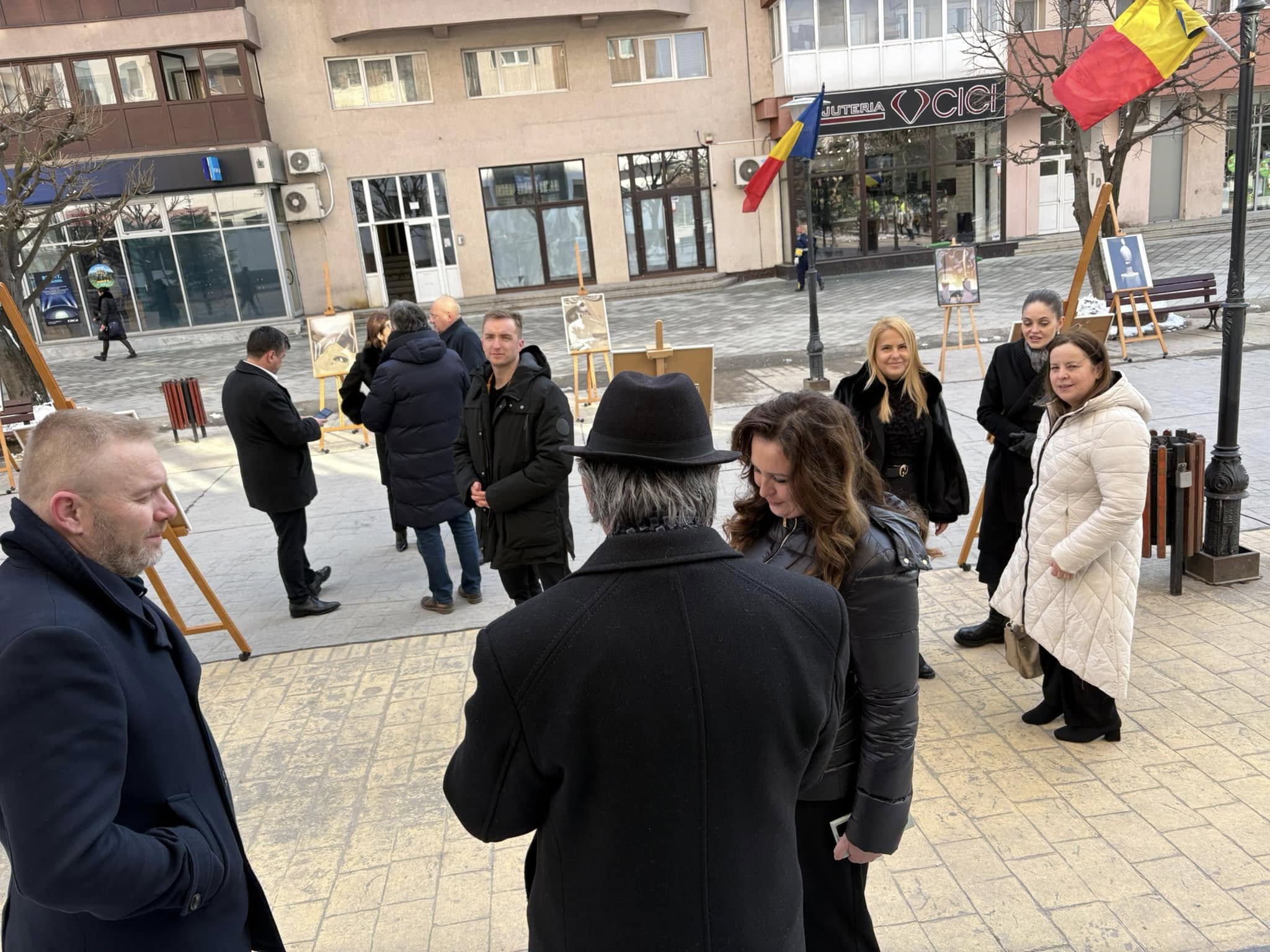 Elevi din Târgu Jiu, scoși în ger și puși să aștepte ore întregi pentru vizita ministrului culturii, Natalia Intotero. „Avem acorduri scrise de la părinți”