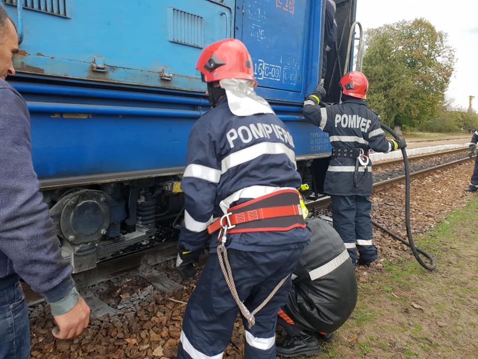 Locomotiva unui tren a luat foc în mers, în județul Satu Mare. Aproape 200 de călători erau în vagoane