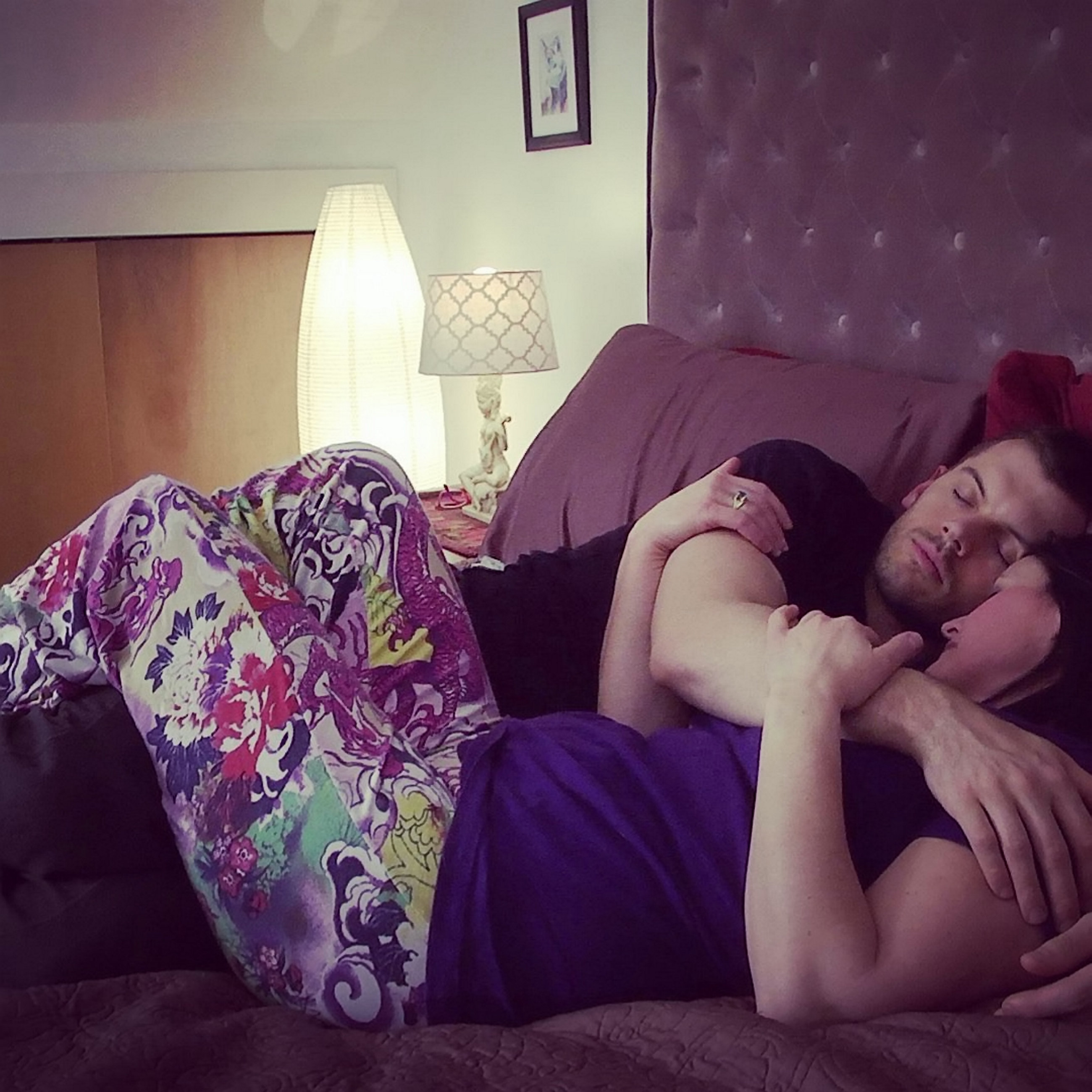 O femeie câștigă o avere din îmbrățișări platonice. Are inclusiv clienți transsexuali / FOTO&VIDEO