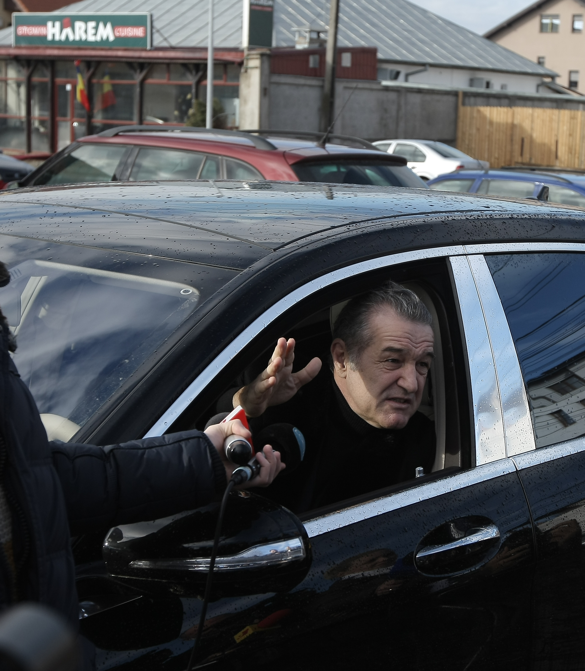 Rugă pentru titlu! Steliștii, cu autocarul la biserică! ^Gigi a apărut cu un Maybach nou! ”MM Stoica va fi eliberat luni”/ FOTO&VIDEO