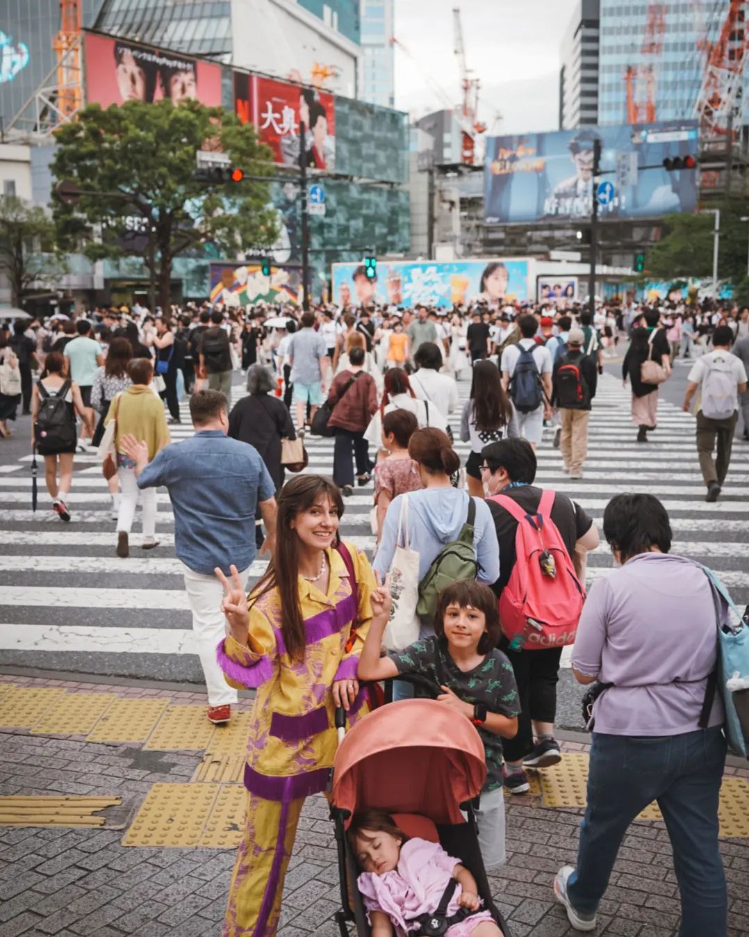 Imagini din vacanța Danei Rogoz cu familia, în Tokyo. Cum a apărut actrița alături de copiii ei și de băiatul soțul ei