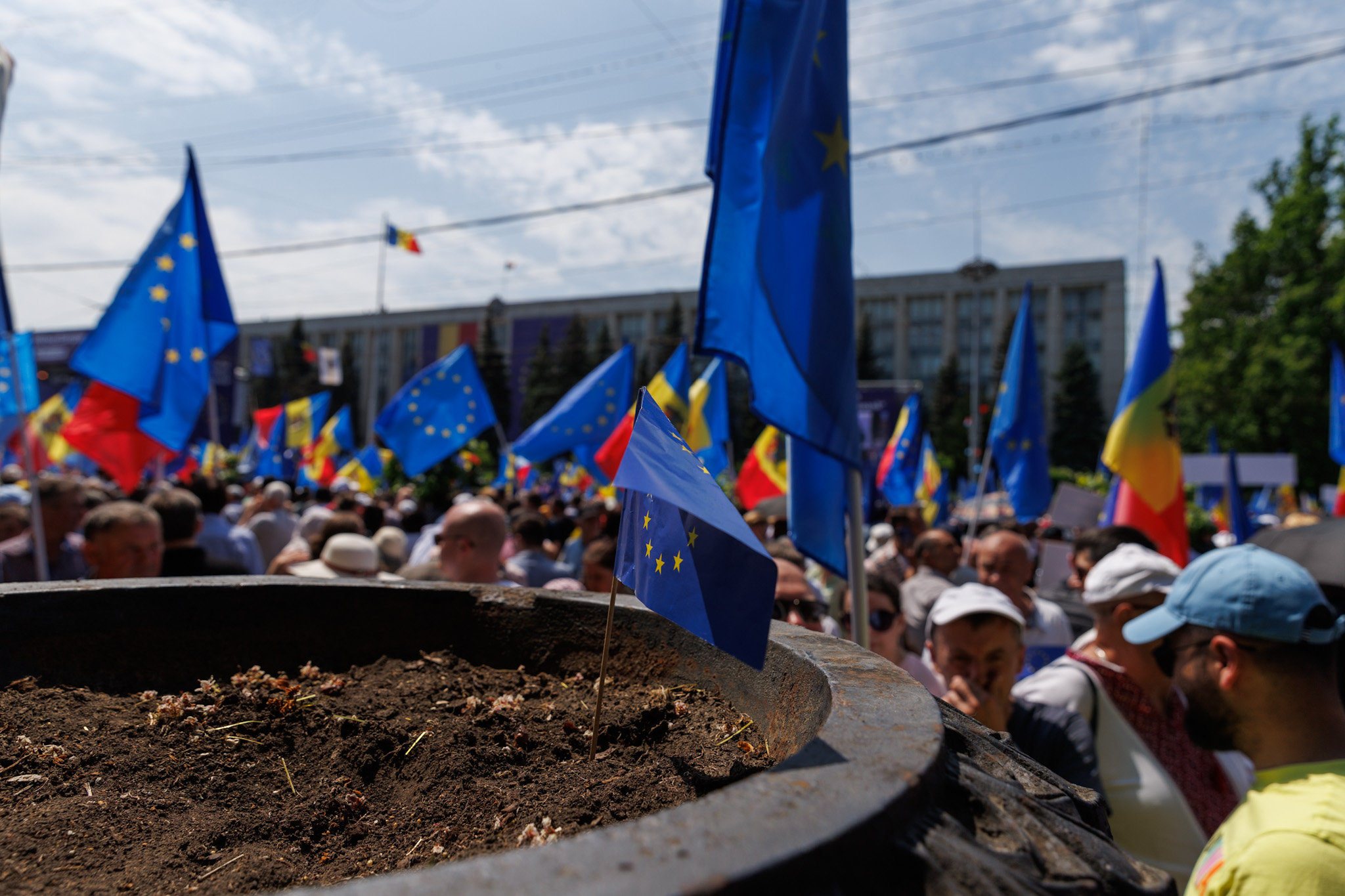 REPORTAJ. Marșul moldovenilor spre Vest a trecut peste șoselele pavate de sovietici. Libertatea a mers cu un autocar cu manifestanți spre piața din Chișinău în care 80.000 de oameni au strigat că vor în Europa