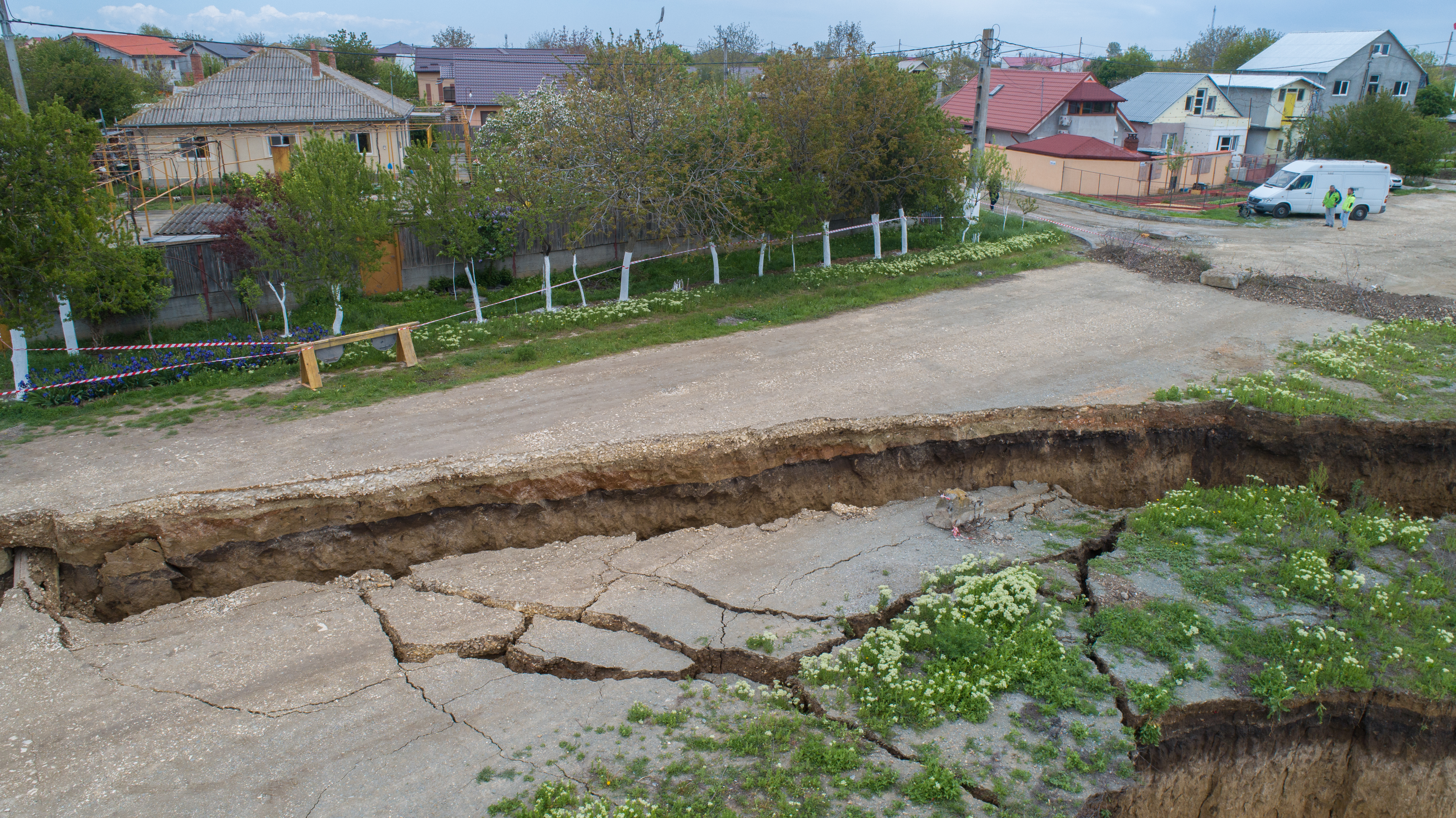 UPDATE/Imaginile dezastrului. Situația se complică la Cumpăna, acolo unde alunecările de teren amenință comuna. Comisie de evaluare, la ordinul Prefectului