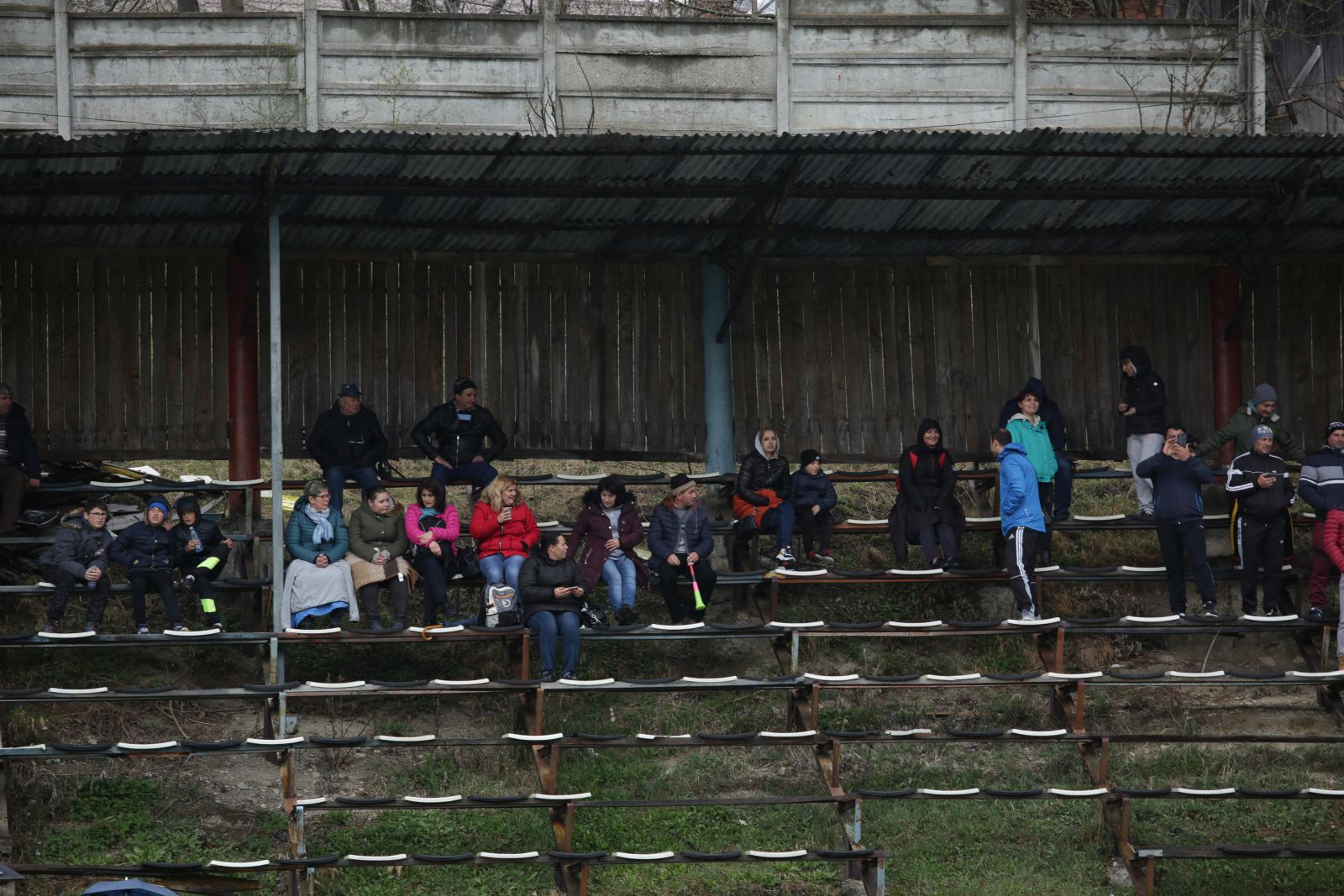 Cupa Satelor cu miros de vin! Copiii din Călinești au jucat în competiția FRF având ca sponsor pe tricouri un producător de băuturi alcoolice | VIDEO&FOTO