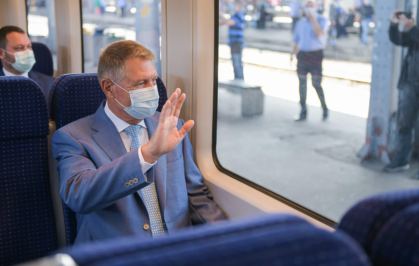 Klaus Iohannis a testat trenul care leagă Aeroportul Otopeni de Bucureşti: Este singura linie nouă construită în ultimii 36 de ani