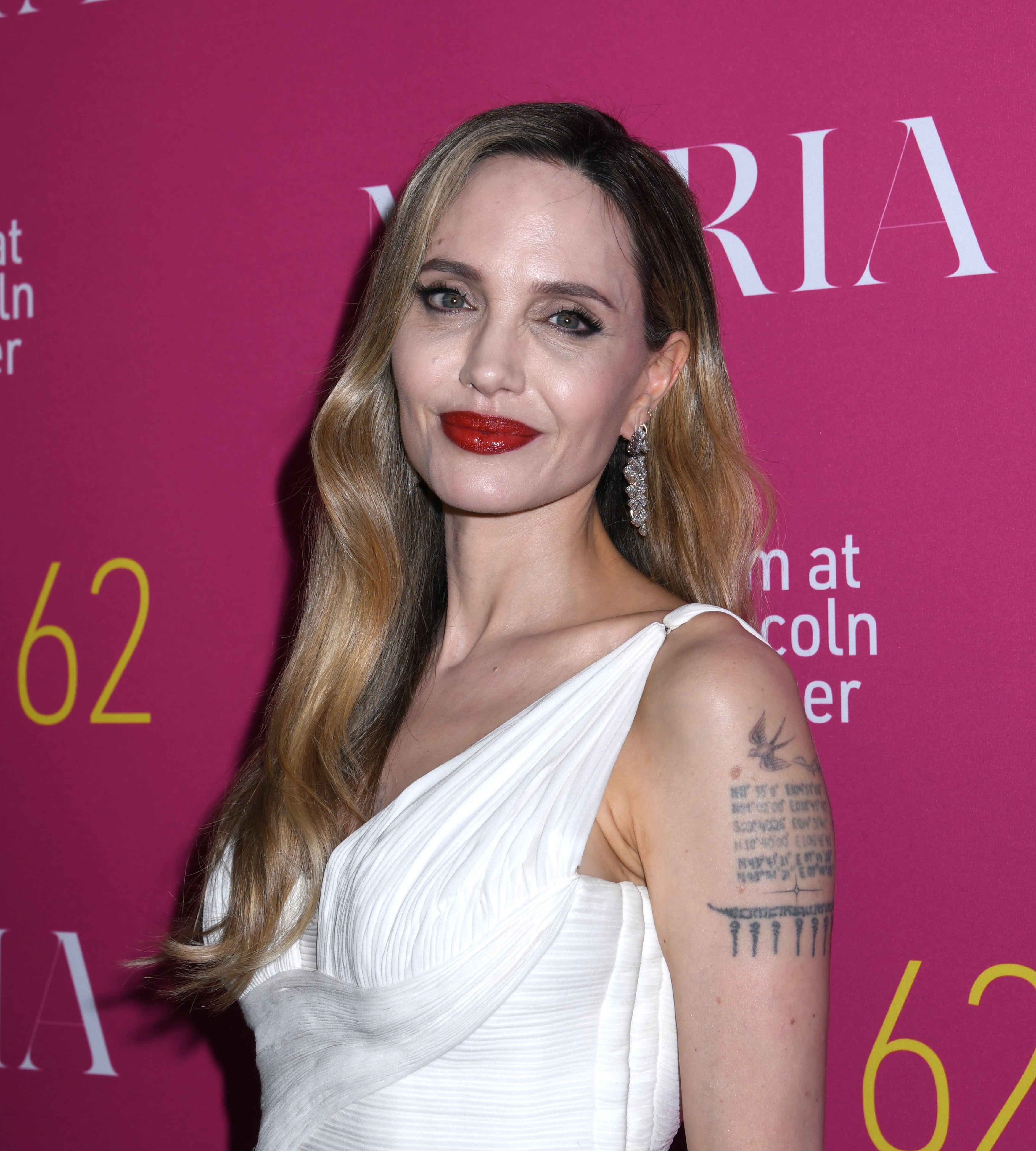 Angelina Jolie, apariție rară alături de fiul Knox. În vârstă de 16 ani, adolescentul seamănă izbitor cu Brad Pitt, tatăl său