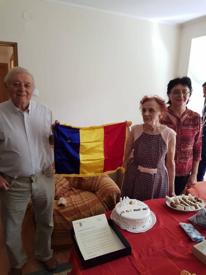 Șase oameni din Satu Mare, născuți în 1918, odată cu România, au fost felicitați de MAI
