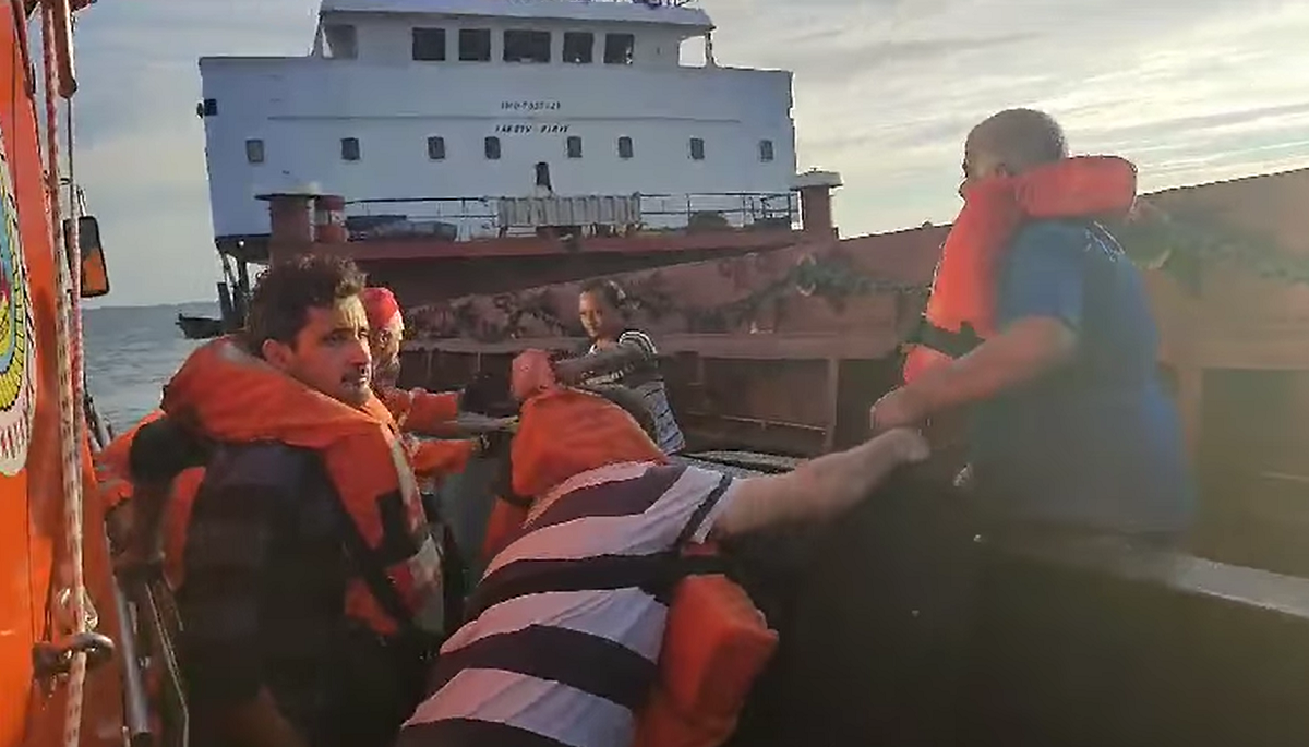 Video cu salvarea marinarilor de pe nava la bordul căreia a avut loc o explozie, în largul portului Sulina
