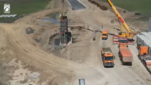 Imagini de pe șantierul Autostrăzii Moldovei A7. UMB a așternut două straturi de asfalt pe 20 de kilometri ai tronsonului Bacău – Pașcani